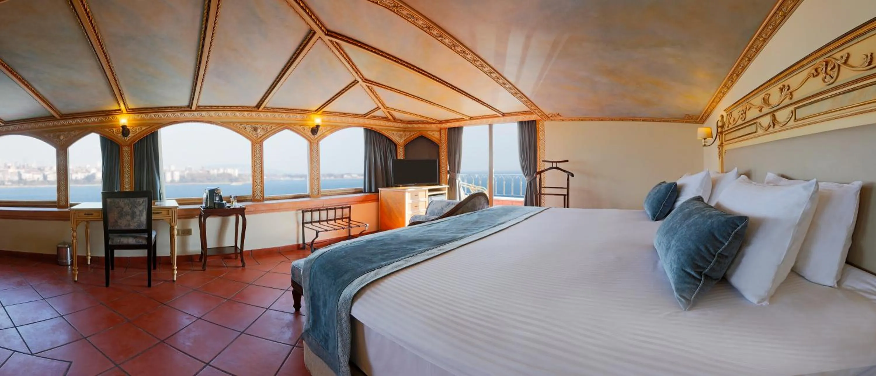 Photo of the whole room, Bed in Sultanahmet Palace Hotel