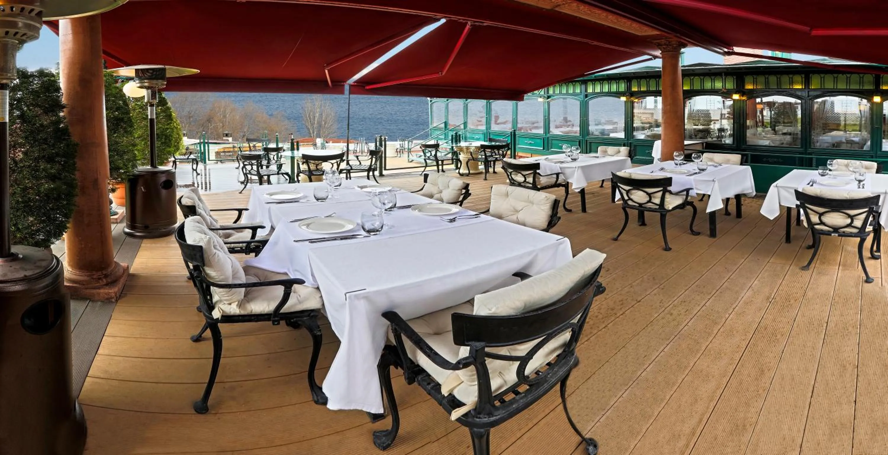 Garden in Sultanahmet Palace Hotel