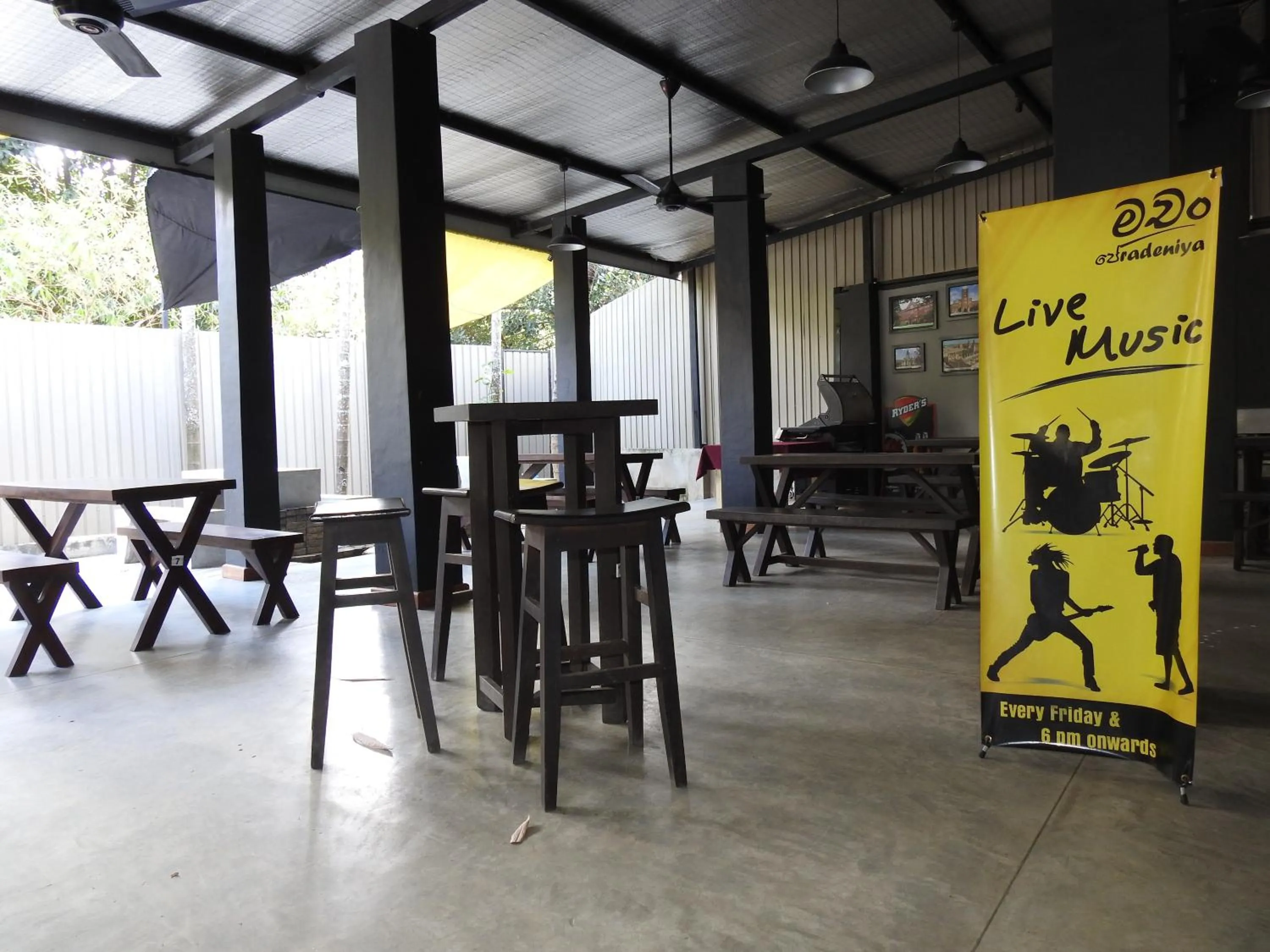 Restaurant/places to eat in Paradise Inn