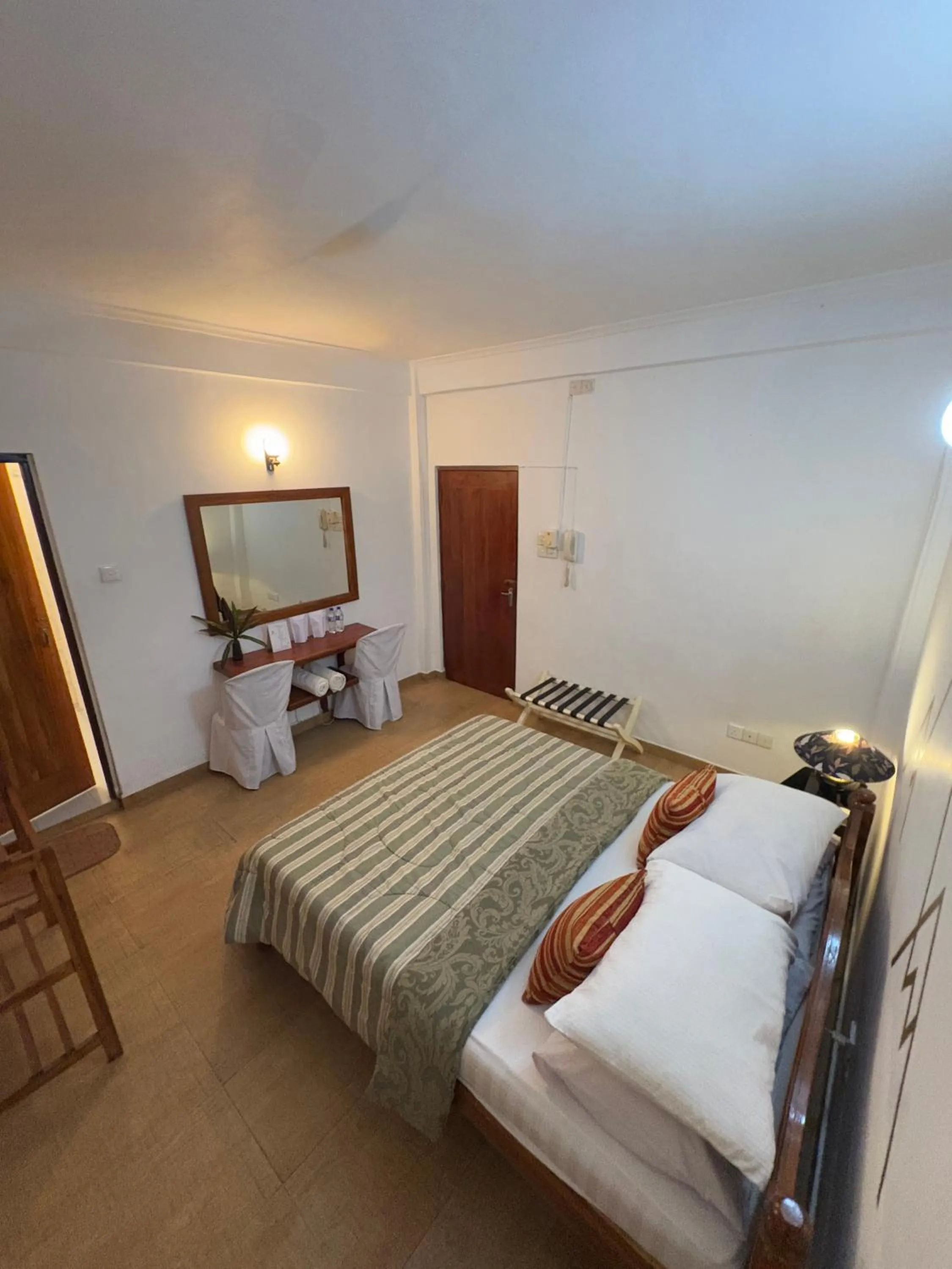 Photo of the whole room, Bed in Paradise Inn