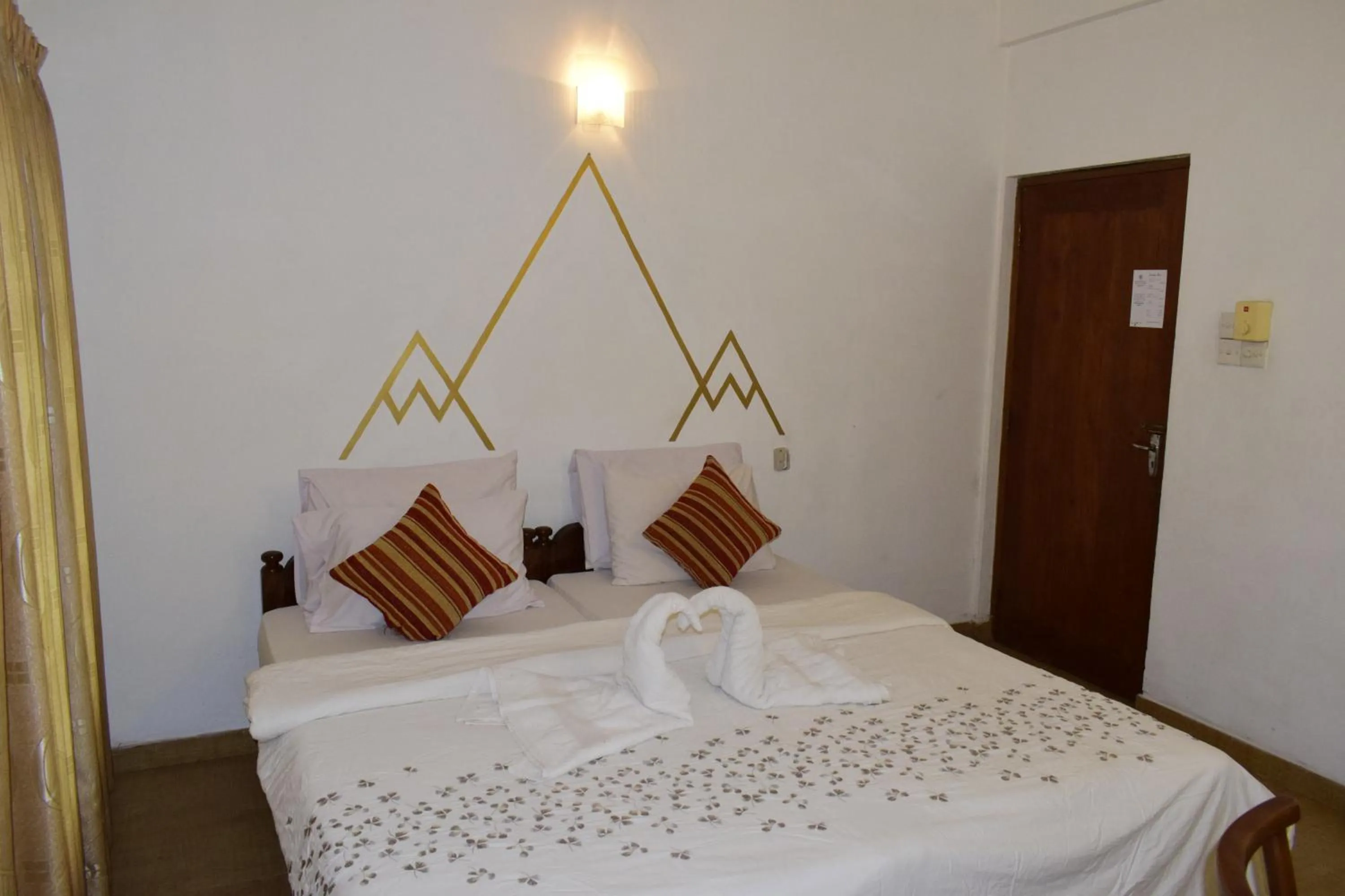 Bedroom, Bed in Paradise Inn