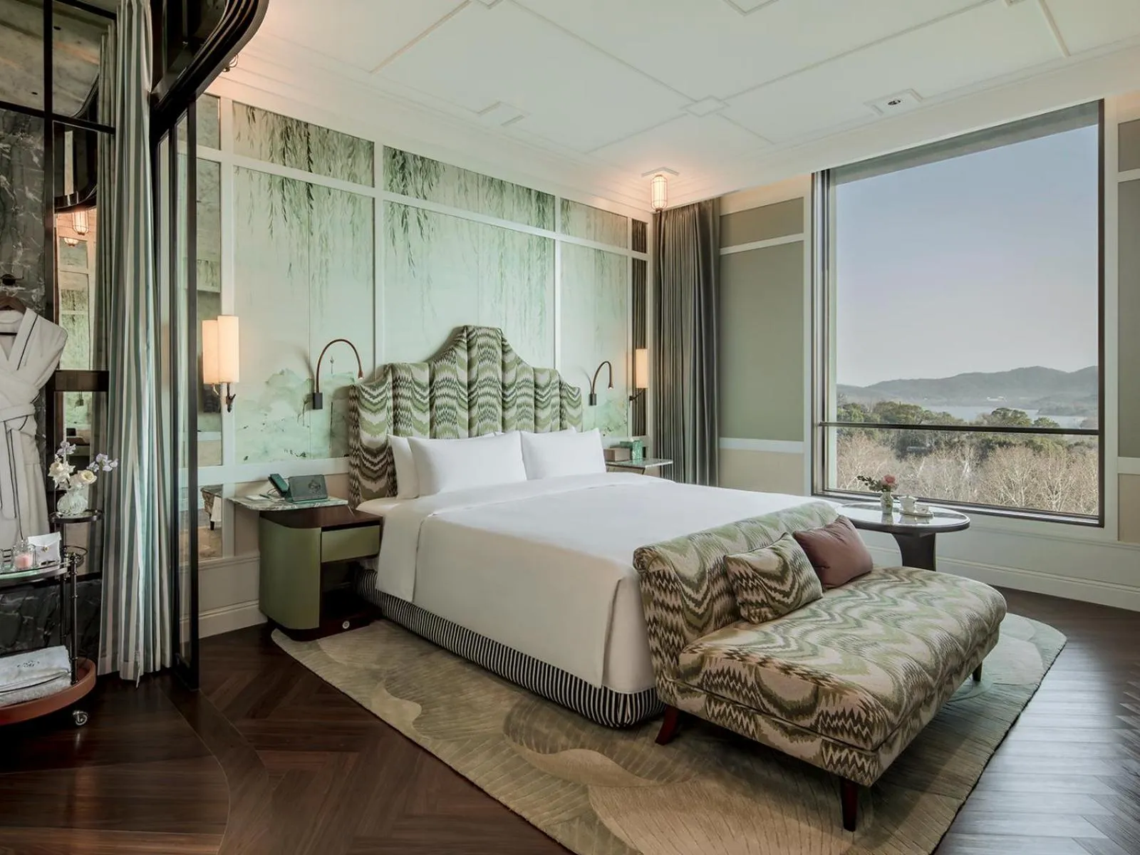 Bedroom, Bed in The Silk Lakehouse, Shangri-La Hangzhou