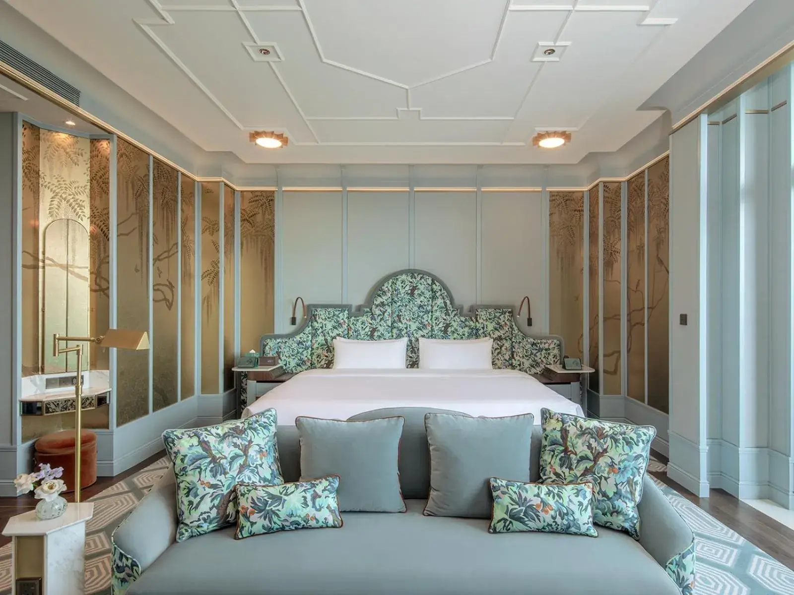 Bedroom, Bed in The Silk Lakehouse, Shangri-La Hangzhou Bedroom, Bed in The Silk Lakehouse, Shangri-La Hangzhou