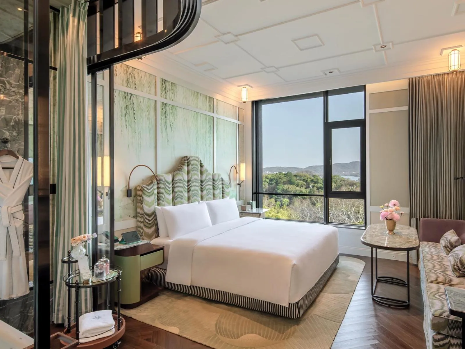 Bedroom, Bed in The Silk Lakehouse, Shangri-La Hangzhou