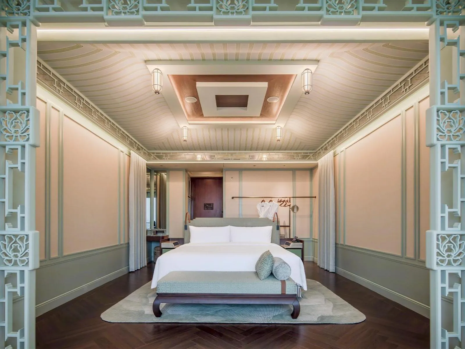 Property building, Bed in The Silk Lakehouse, Shangri-La Hangzhou