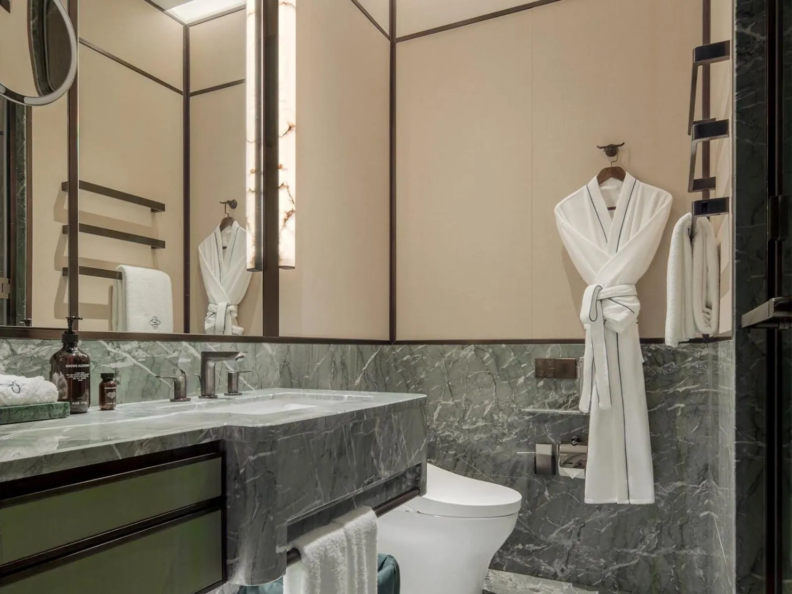 Bathroom in The Silk Lakehouse, Shangri-La Hangzhou