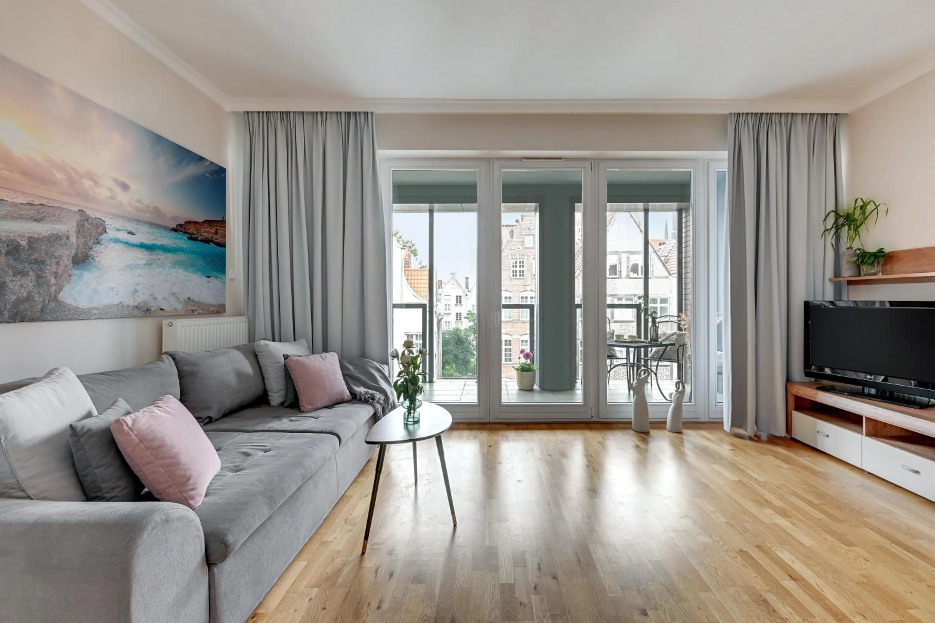 Communal lounge/ TV room in Old Town by Welcome Apartment