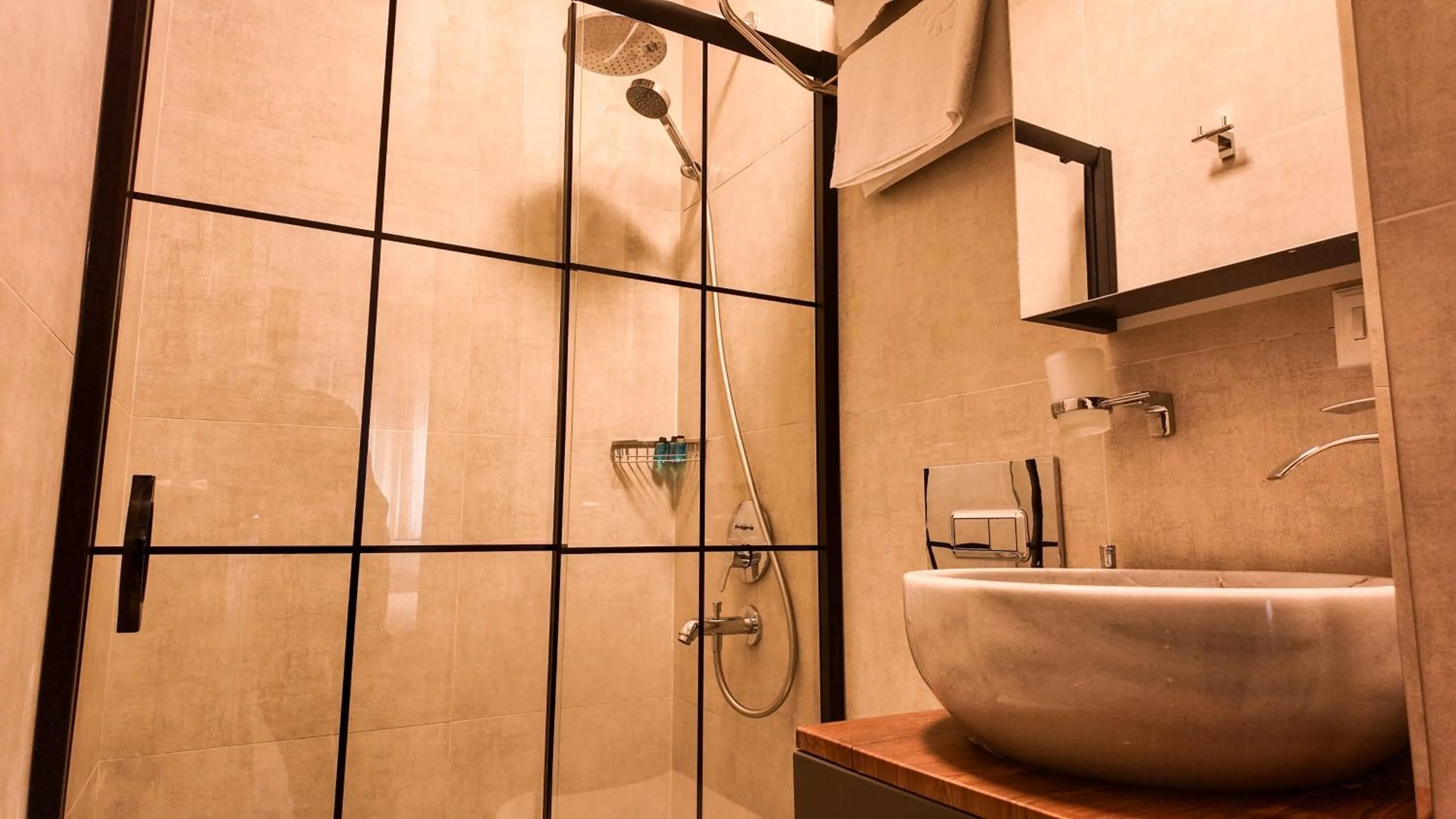 Shower in Agion Living Taksim Cihangir