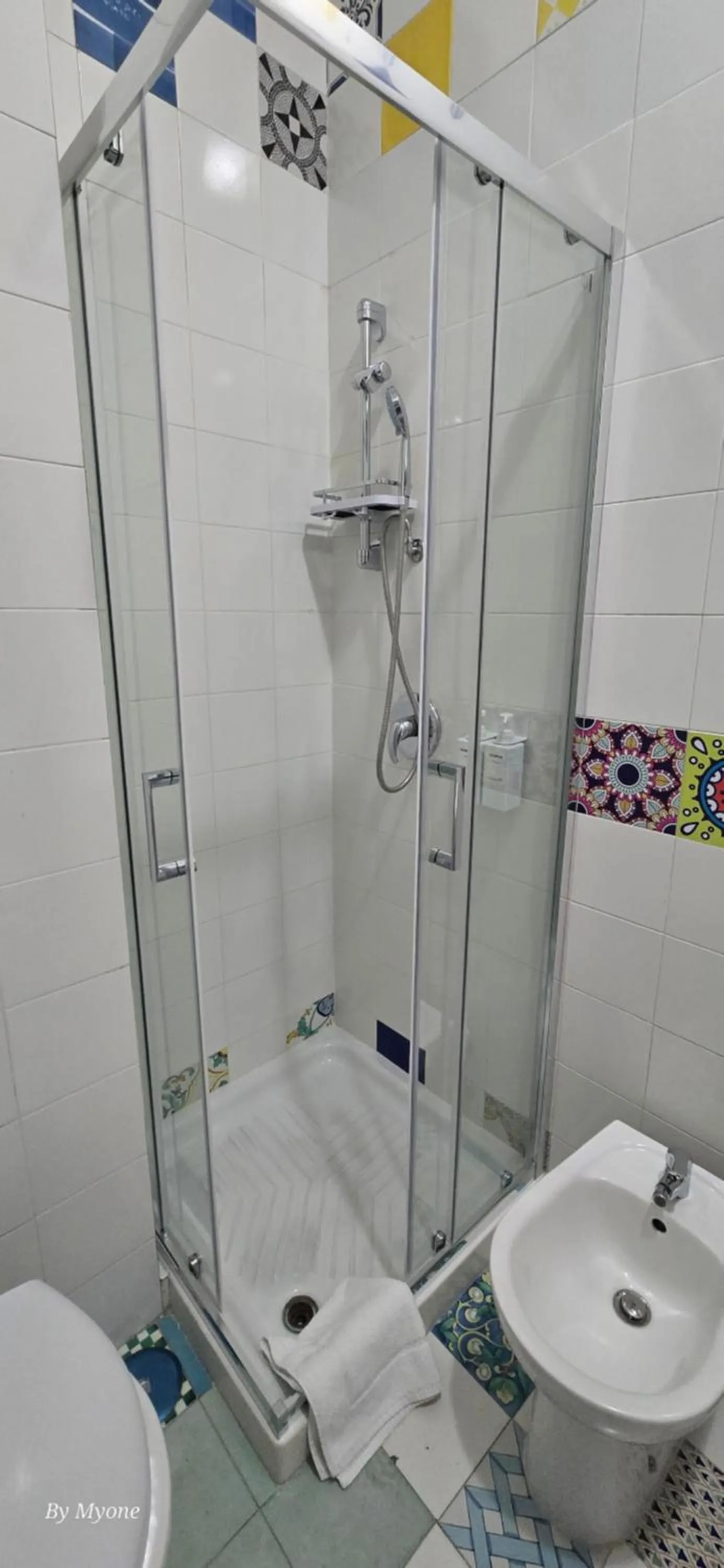 Shower in Appartamenti La Dimora di Parthenope Centro Storico