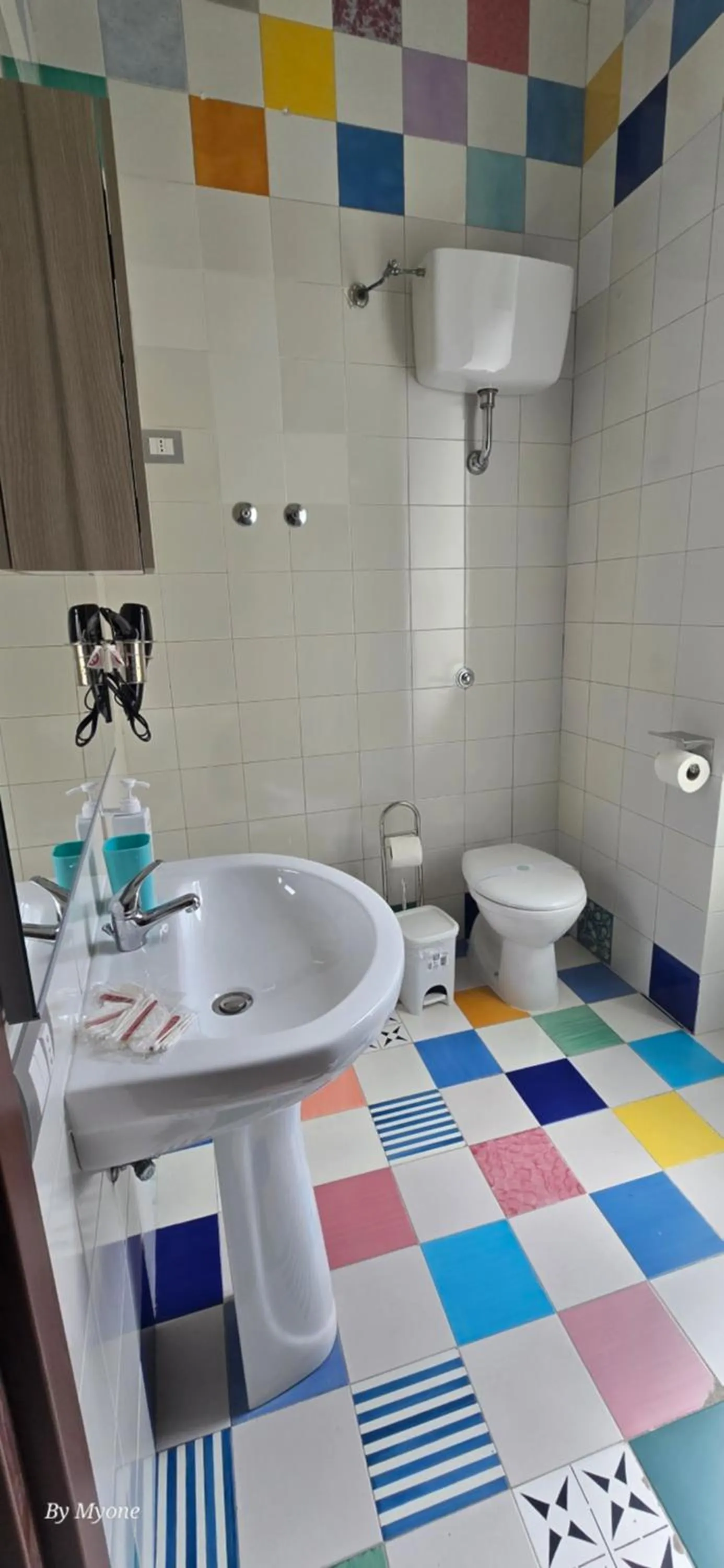 Shower in Appartamenti La Dimora di Parthenope Centro Storico