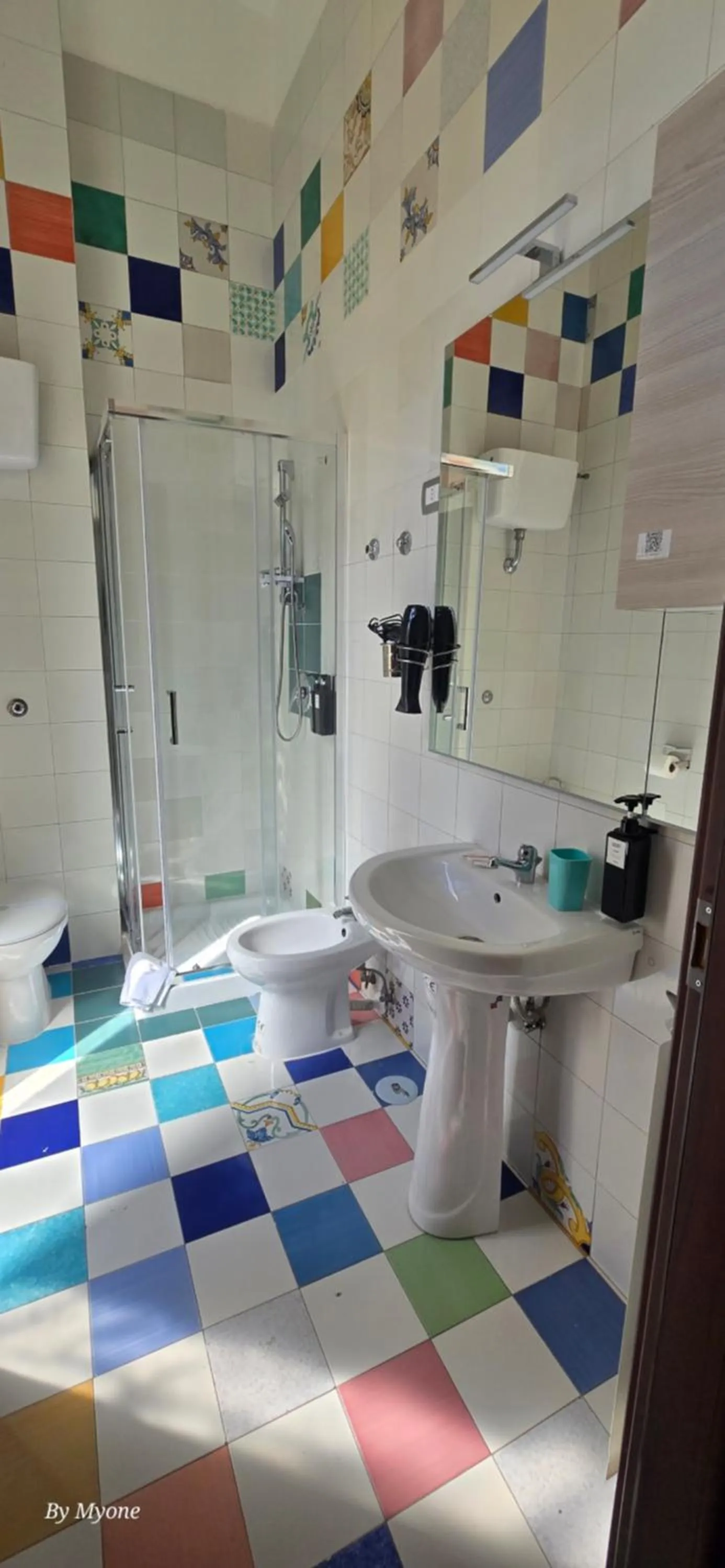 Shower in Appartamenti La Dimora di Parthenope Centro Storico