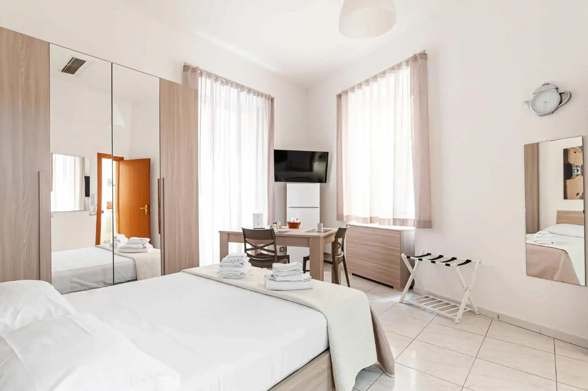 Studio Apartment with Queen Bed in Appartamenti La Dimora di Parthenope Centro Storico Studio Apartment with Queen Bed in Appartamenti La Dimora di Parthenope Centro Storico