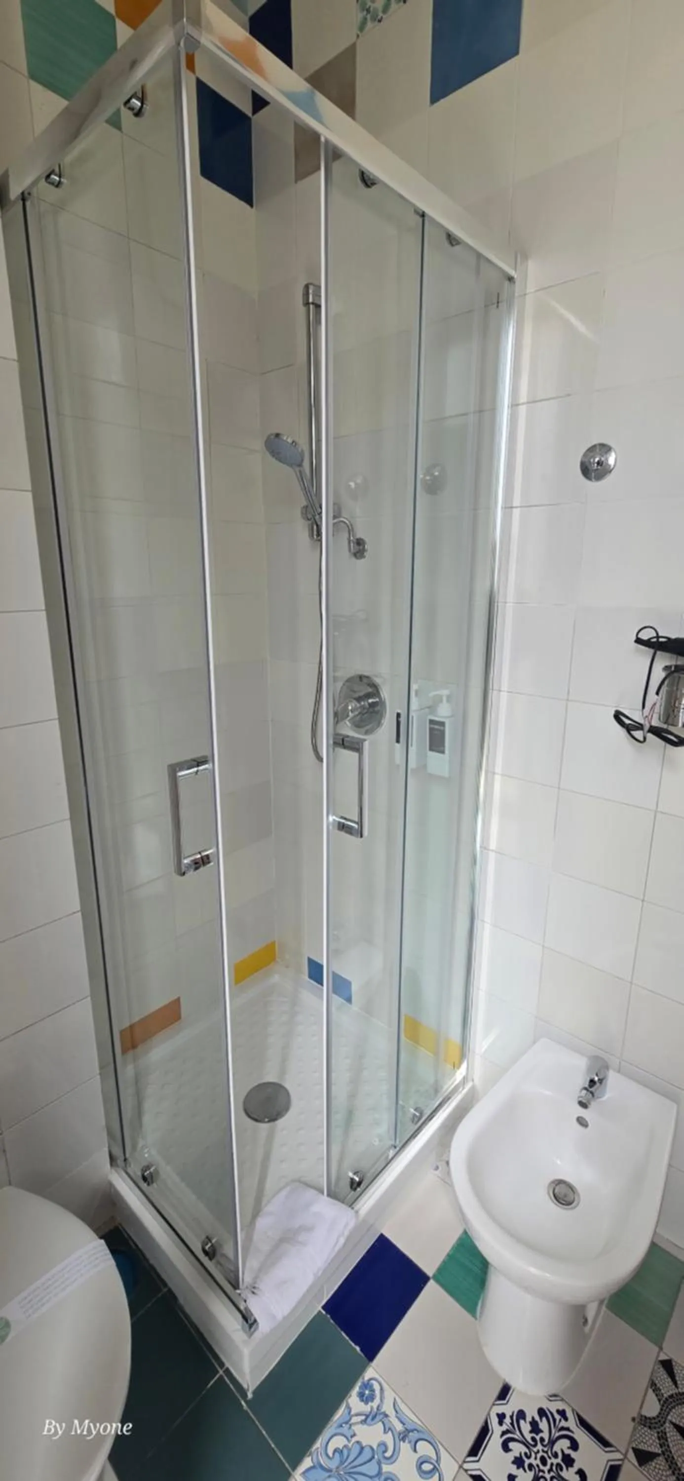 Shower in Appartamenti La Dimora di Parthenope Centro Storico