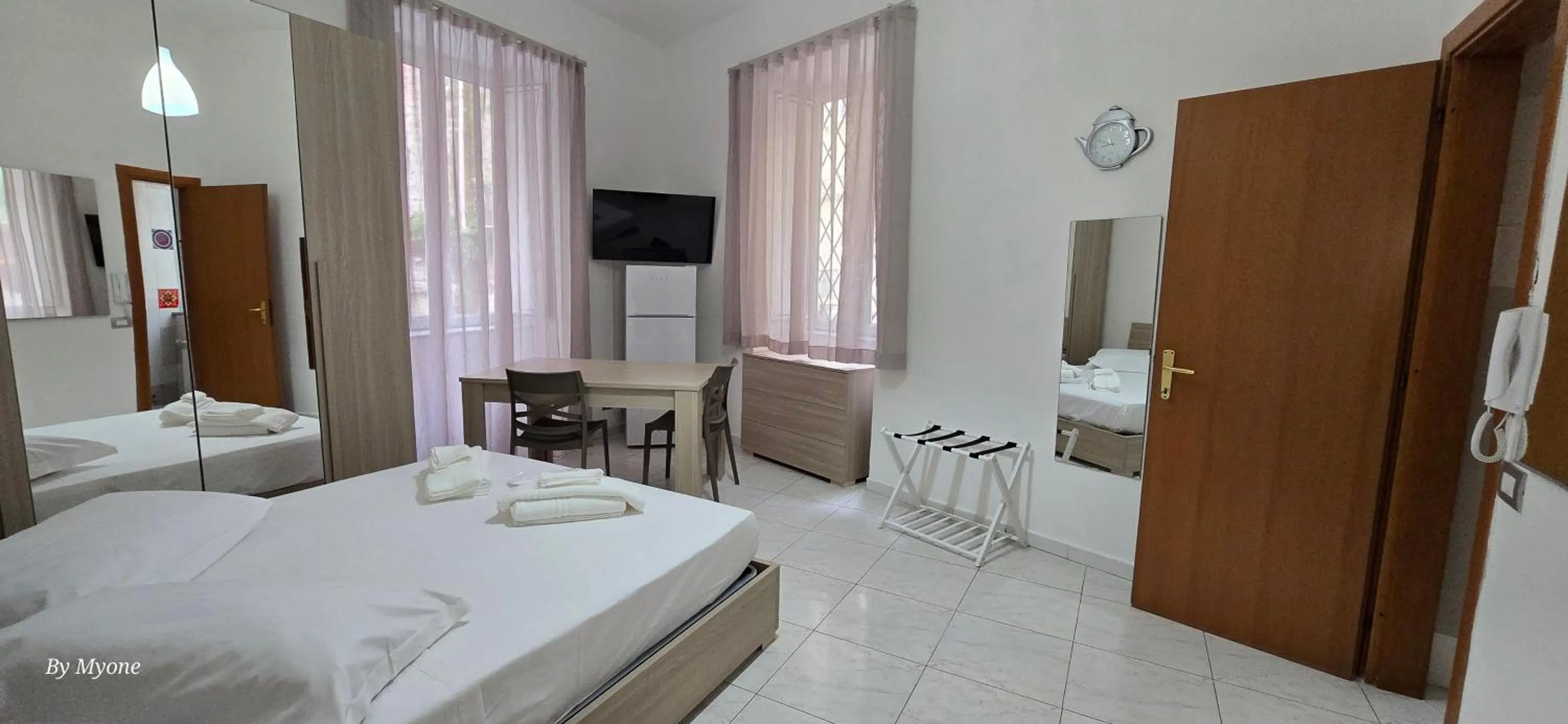 Bed in Appartamenti La Dimora di Parthenope Centro Storico