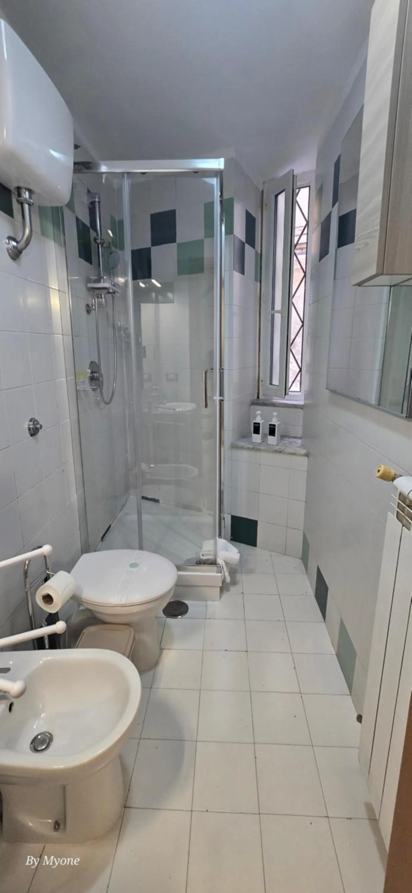 Shower in Appartamenti La Dimora di Parthenope Centro Storico