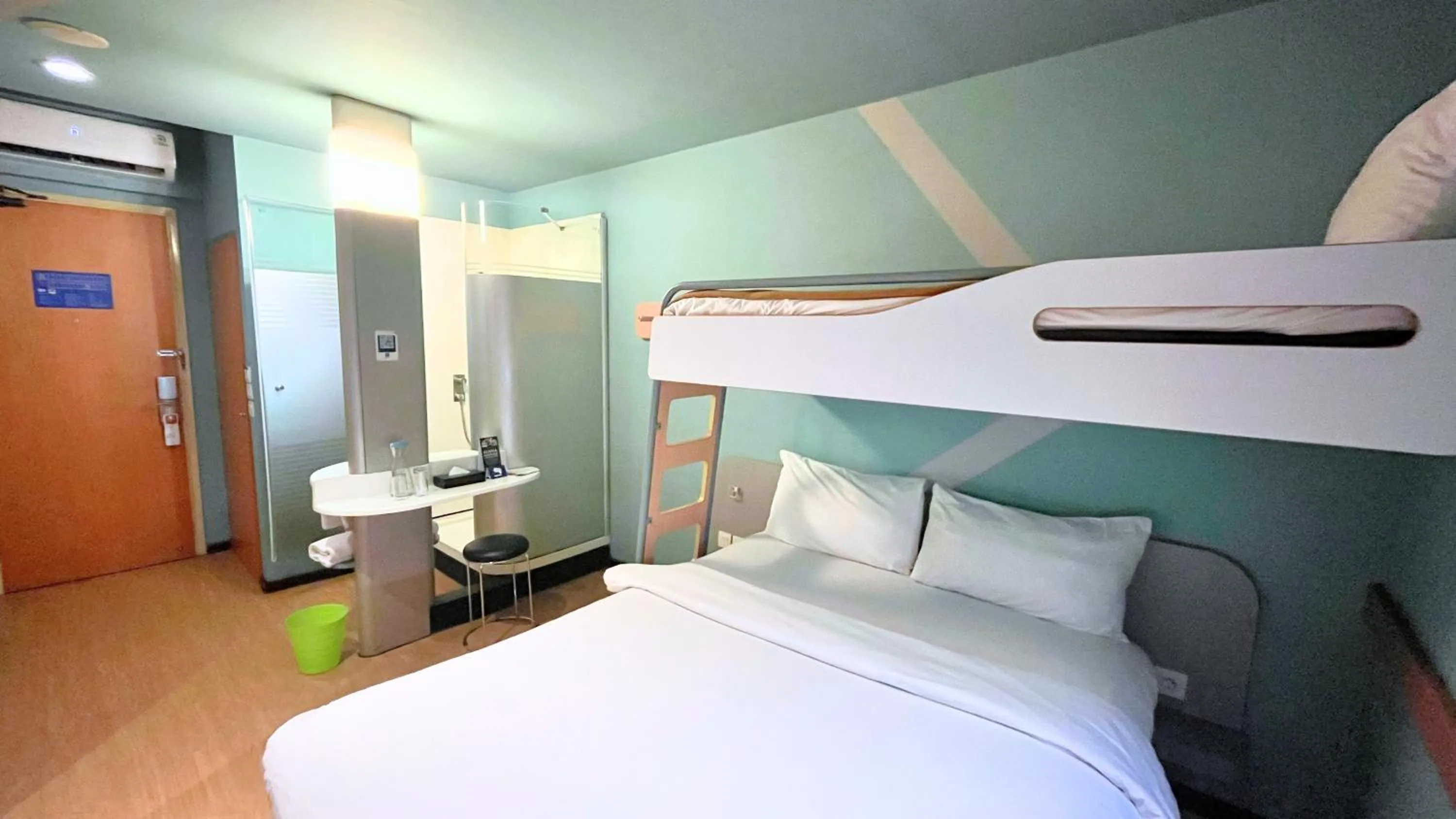 Bedroom, Bed in Ibis Budget Jakarta Airport