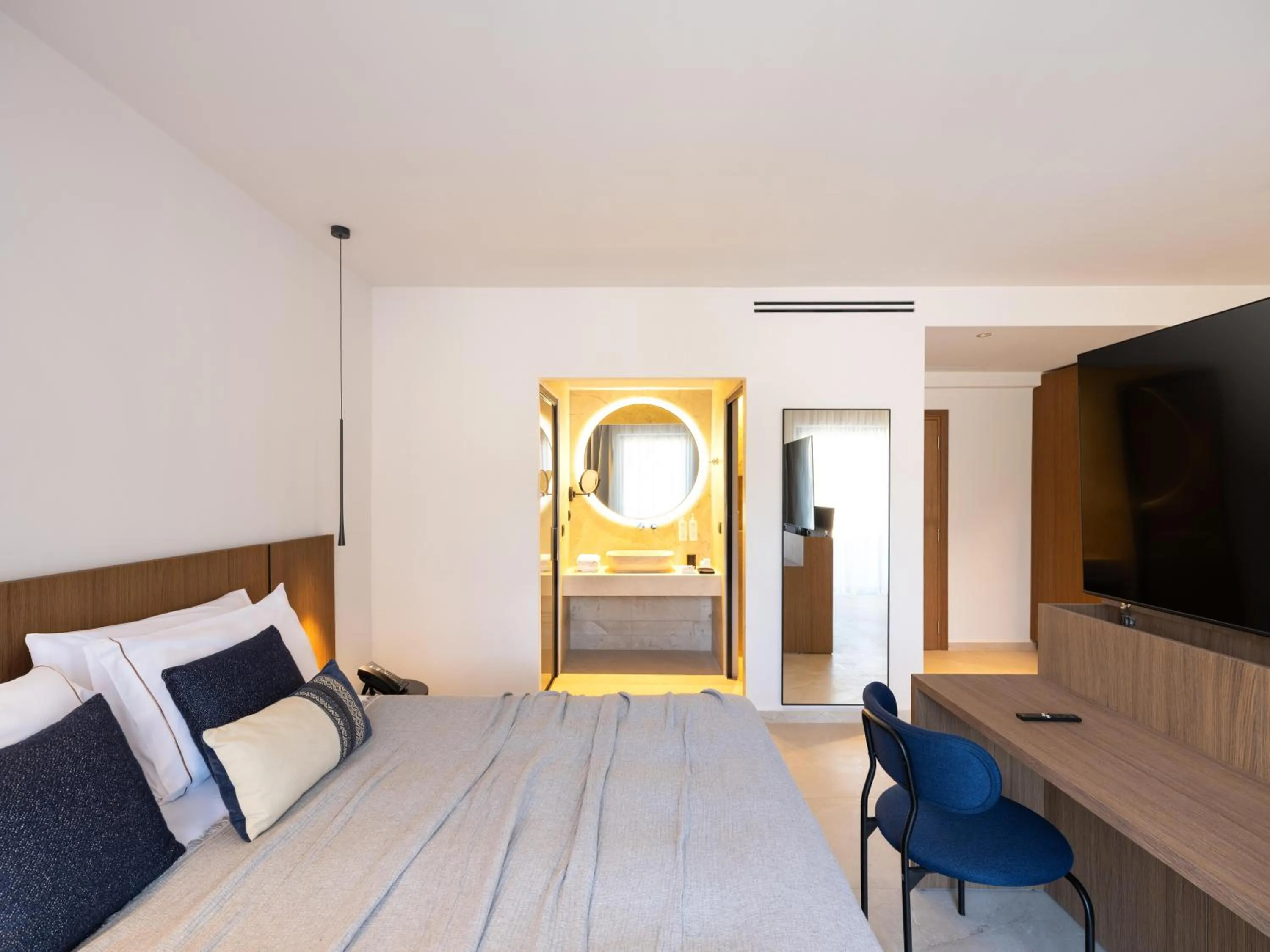 Photo of the whole room, Bed in Cabú Hotel - Adults Only