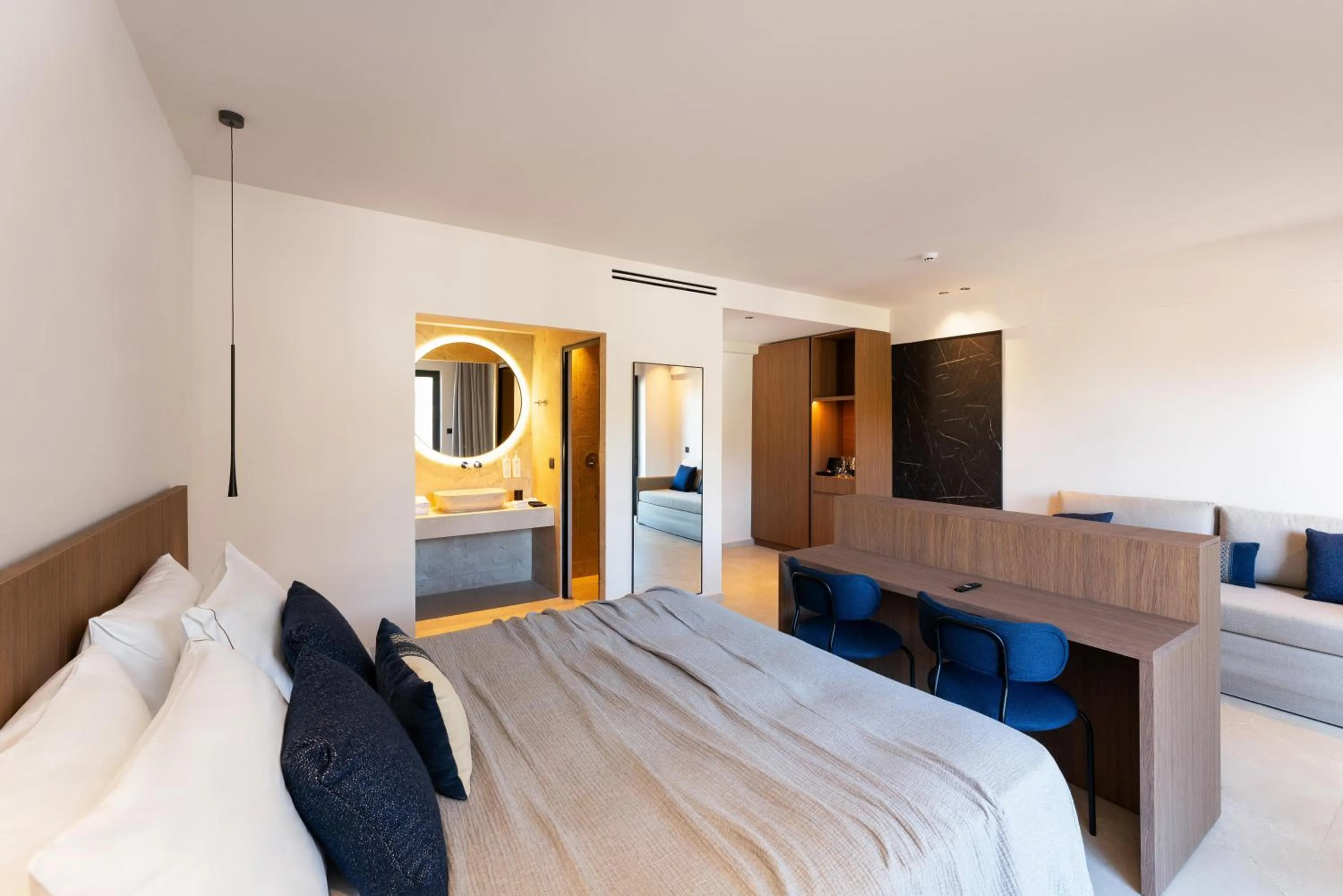 Photo of the whole room, Bed in Cabú Hotel - Adults Only