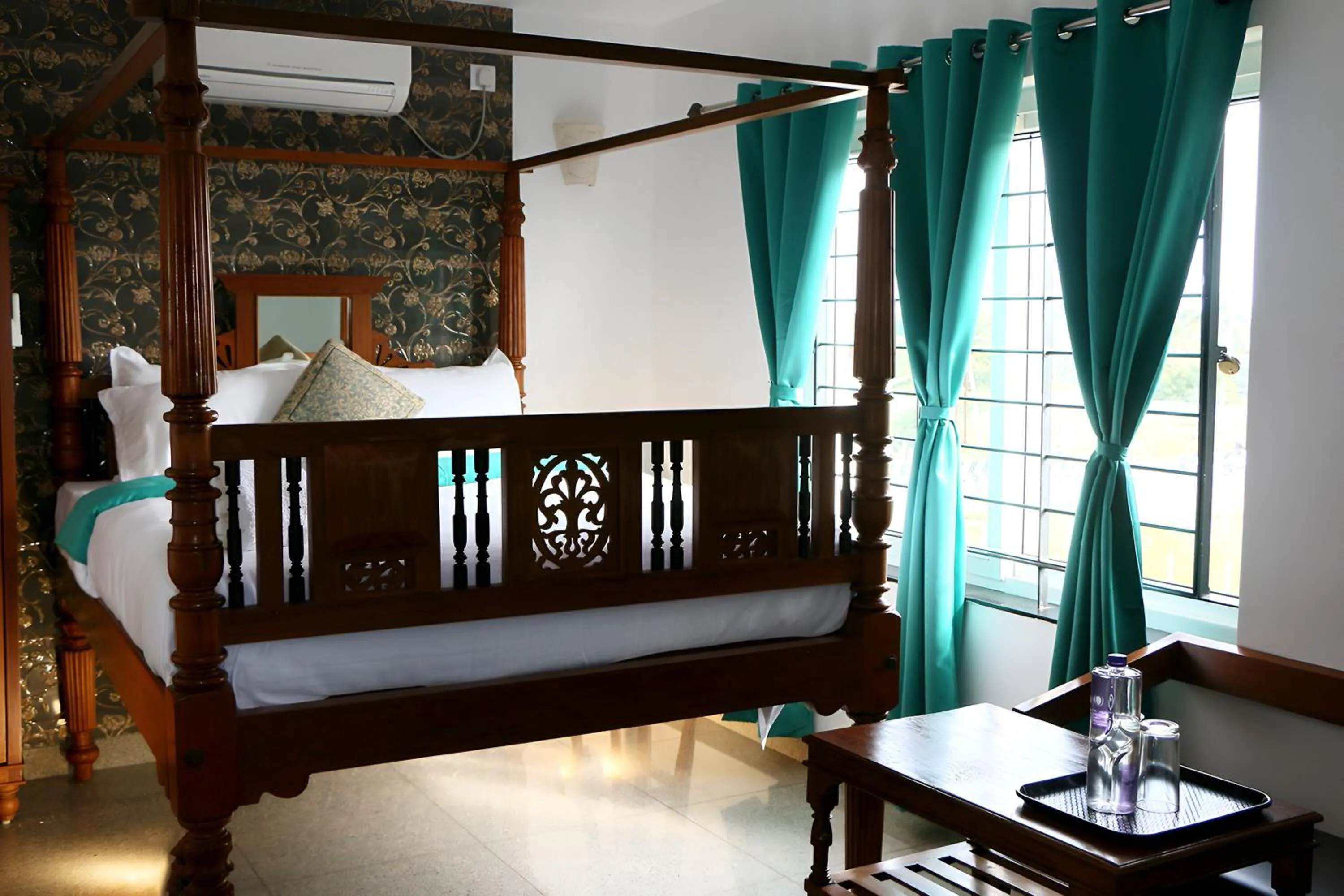 Bed in Le Holiday Inn