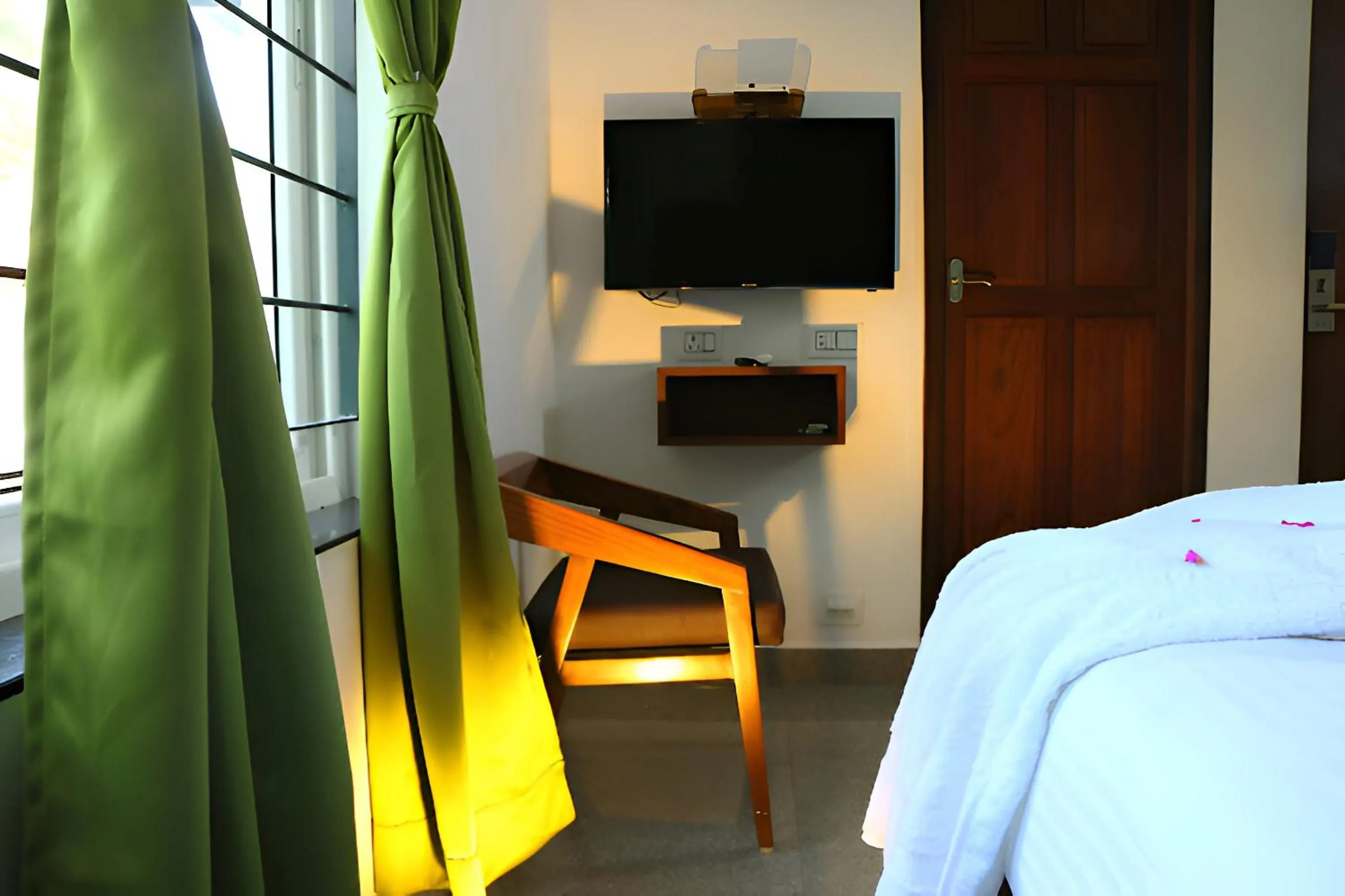 View (from property/room), Bed in Le Holiday Inn