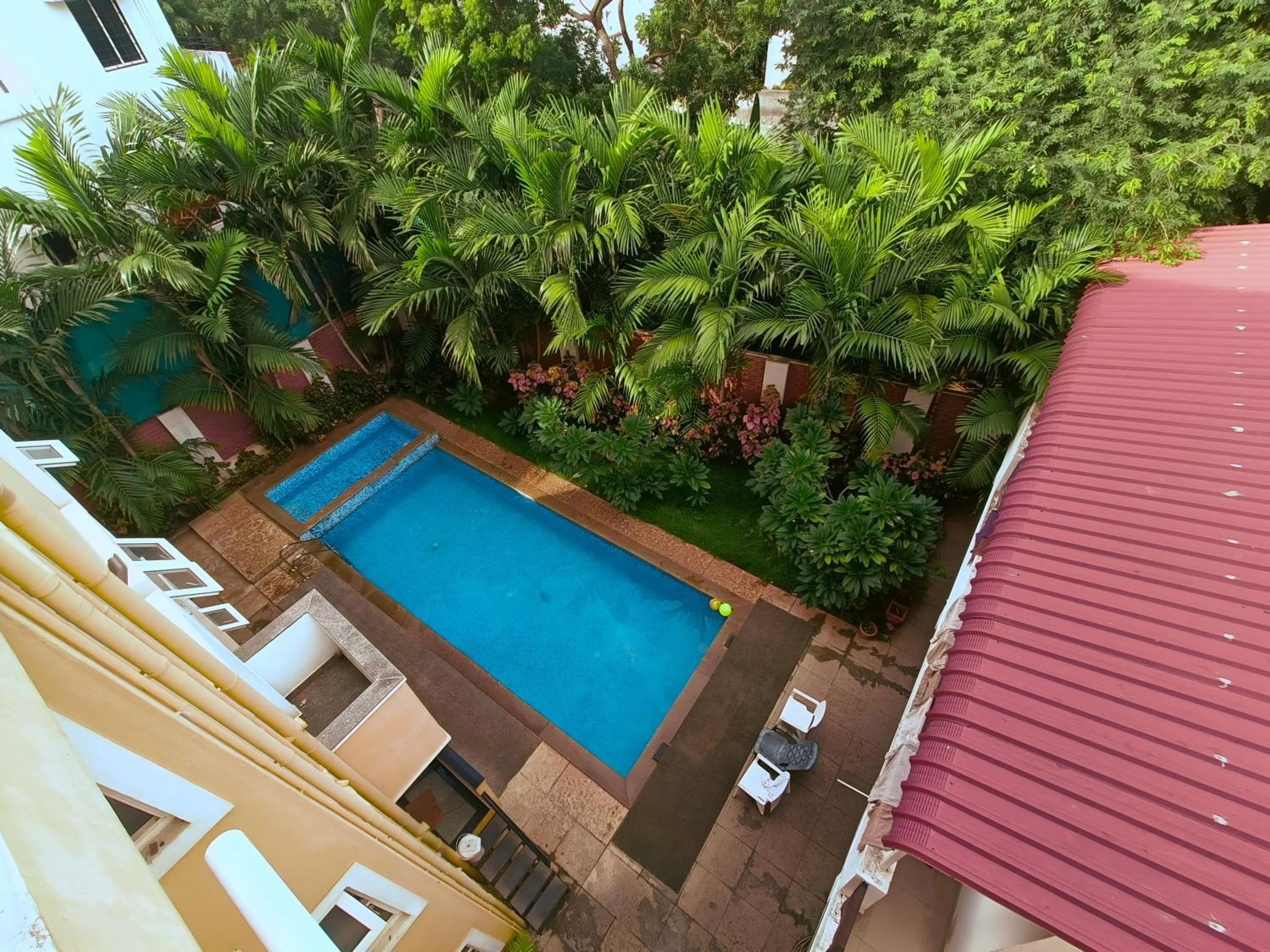 Garden in Le Holiday Inn