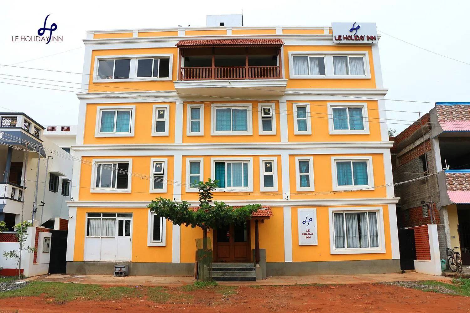 Property building in Le Holiday Inn