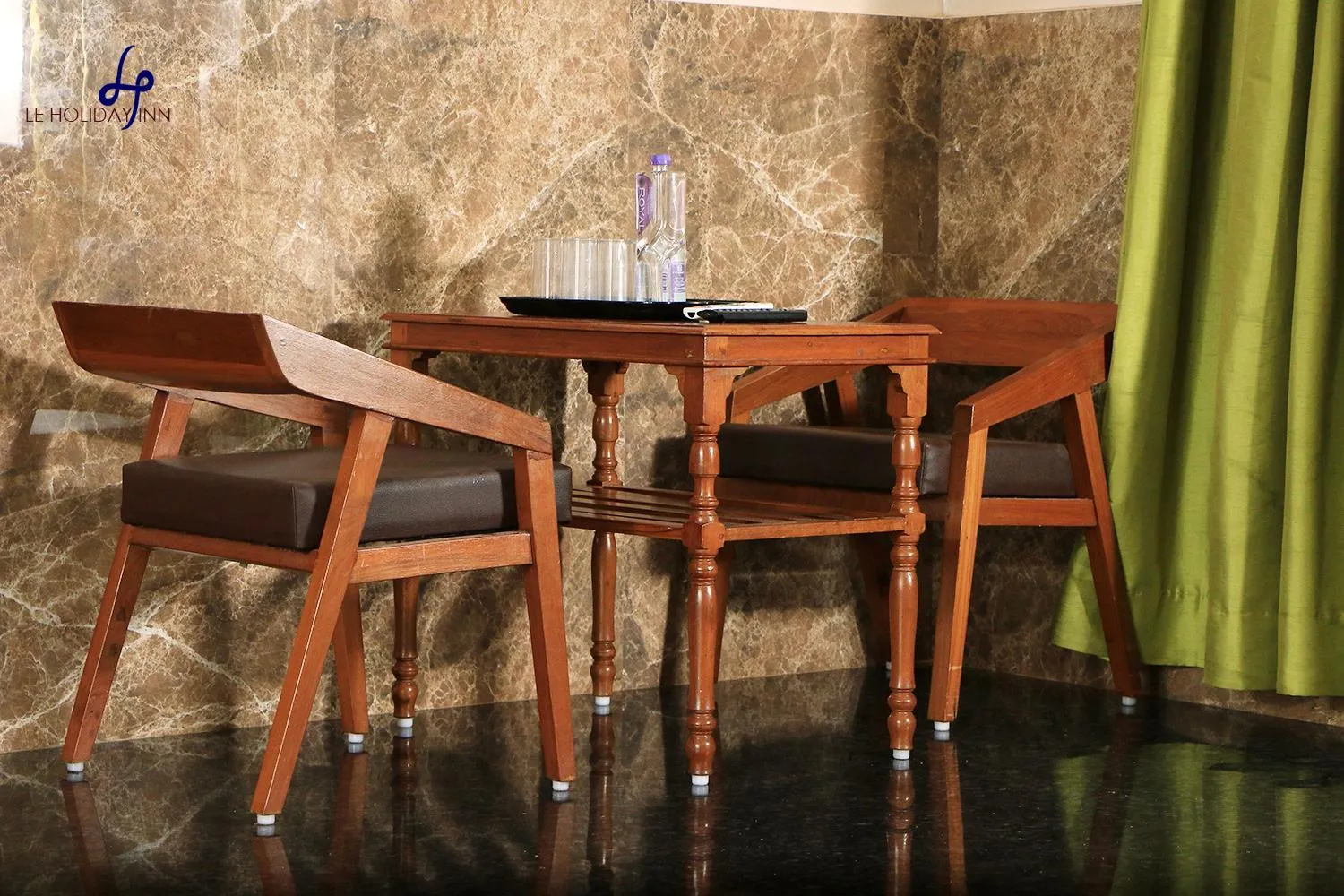 Restaurant/places to eat in Le Holiday Inn