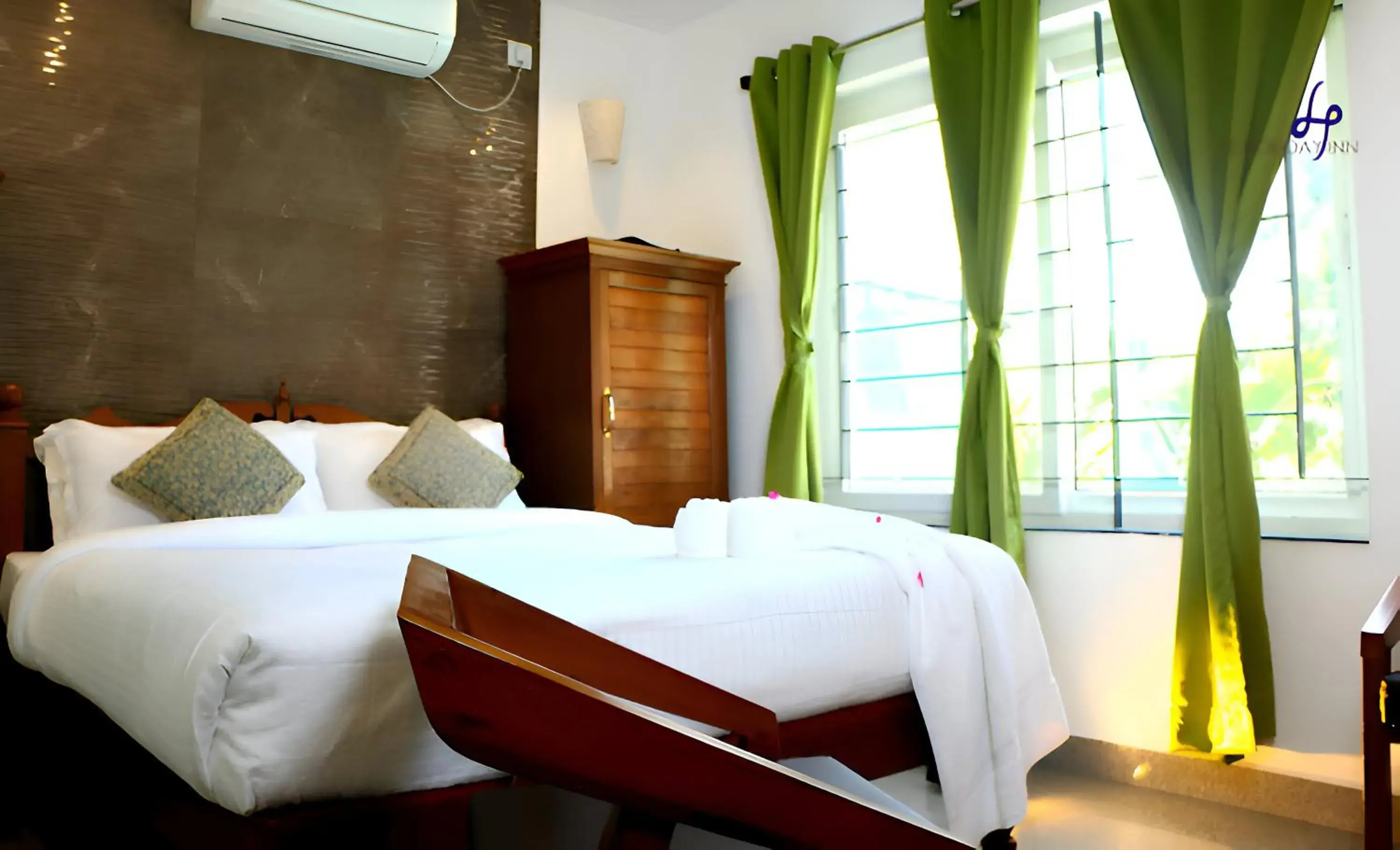 Deluxe Double Room in Le Holiday Inn Deluxe Double Room in Le Holiday Inn