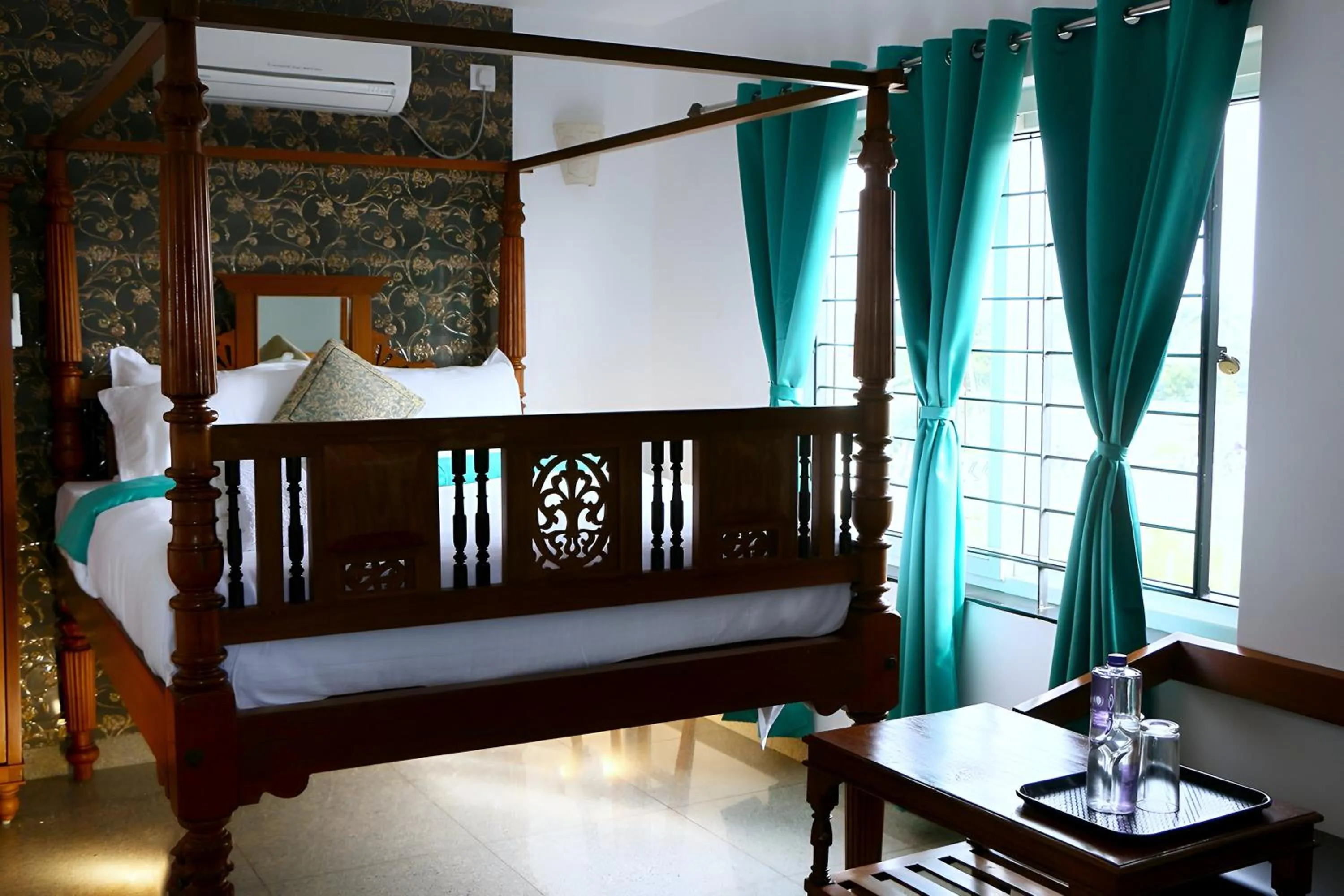 Bed in Le Holiday Inn