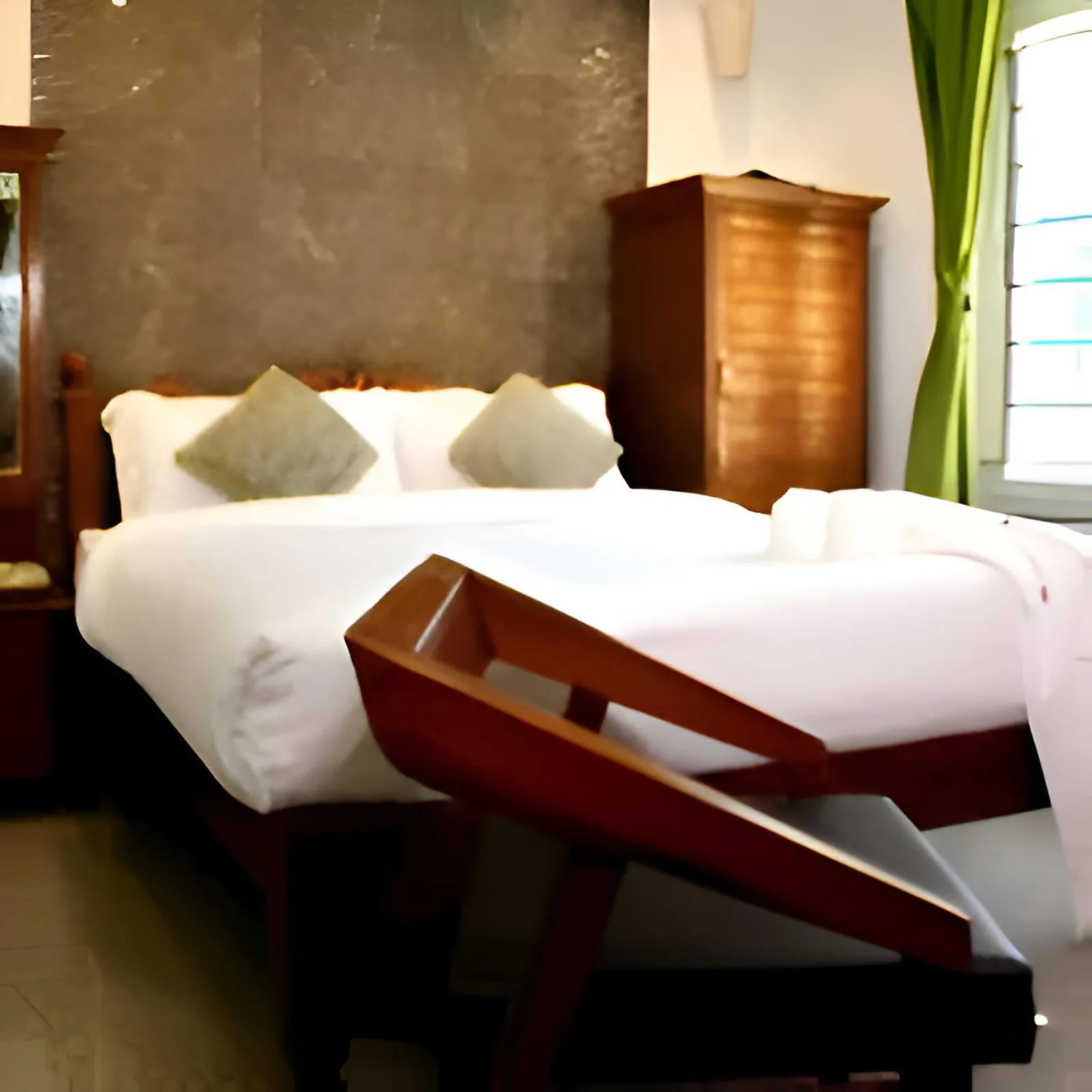 Bedroom, Bed in Le Holiday Inn