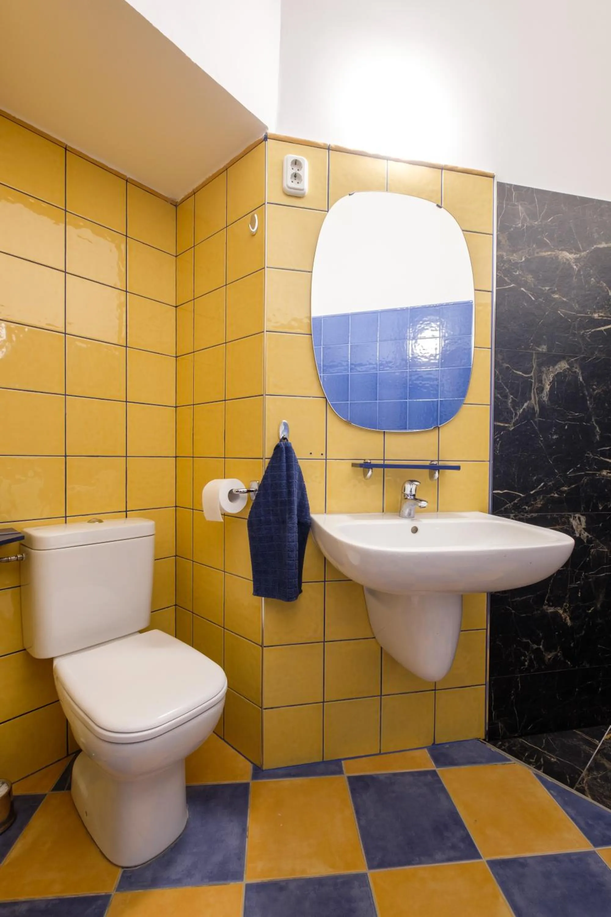 Bathroom in New York Cafe Apartment in Center