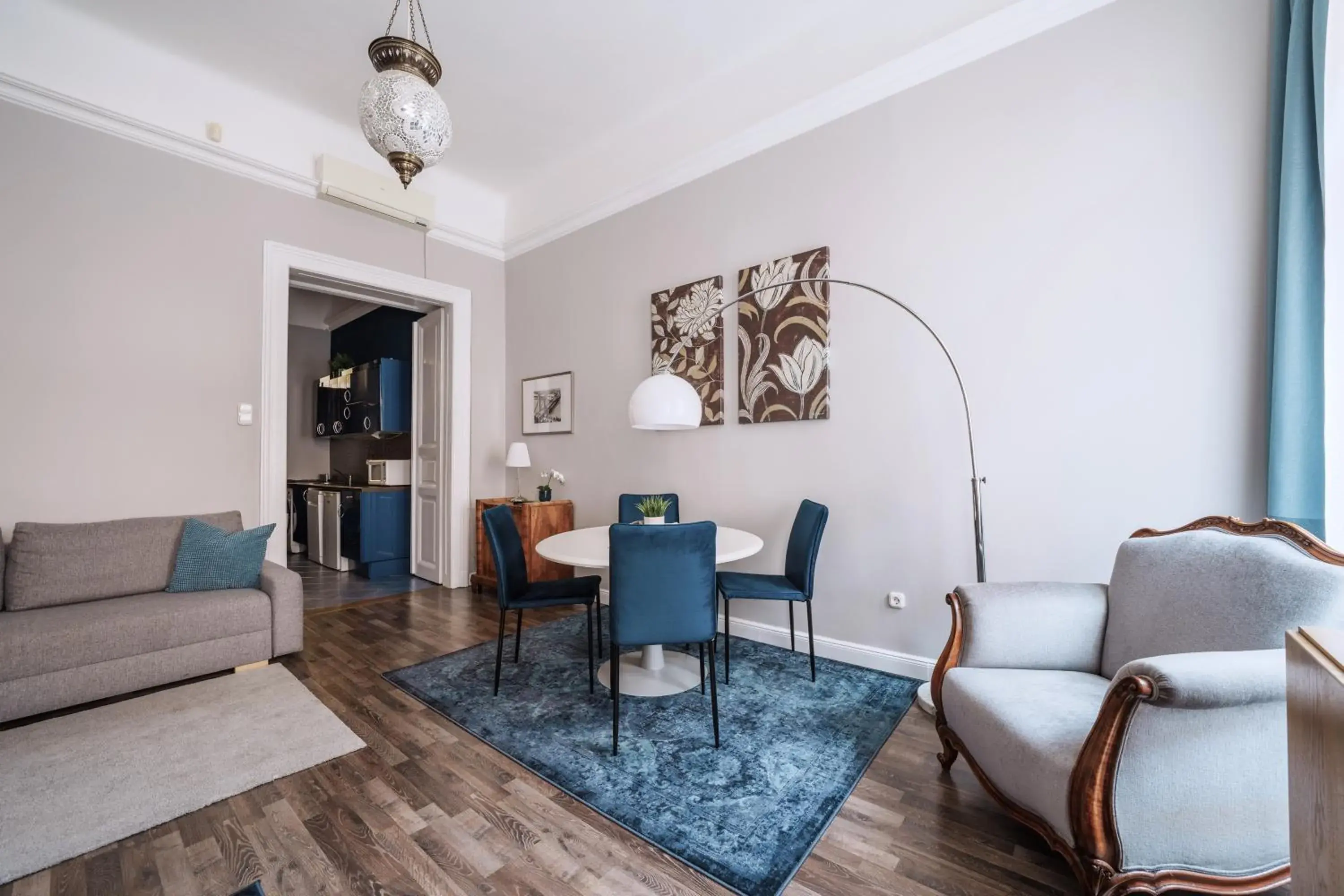 New York Cafe Apartment in Center New York Cafe Apartment in Center