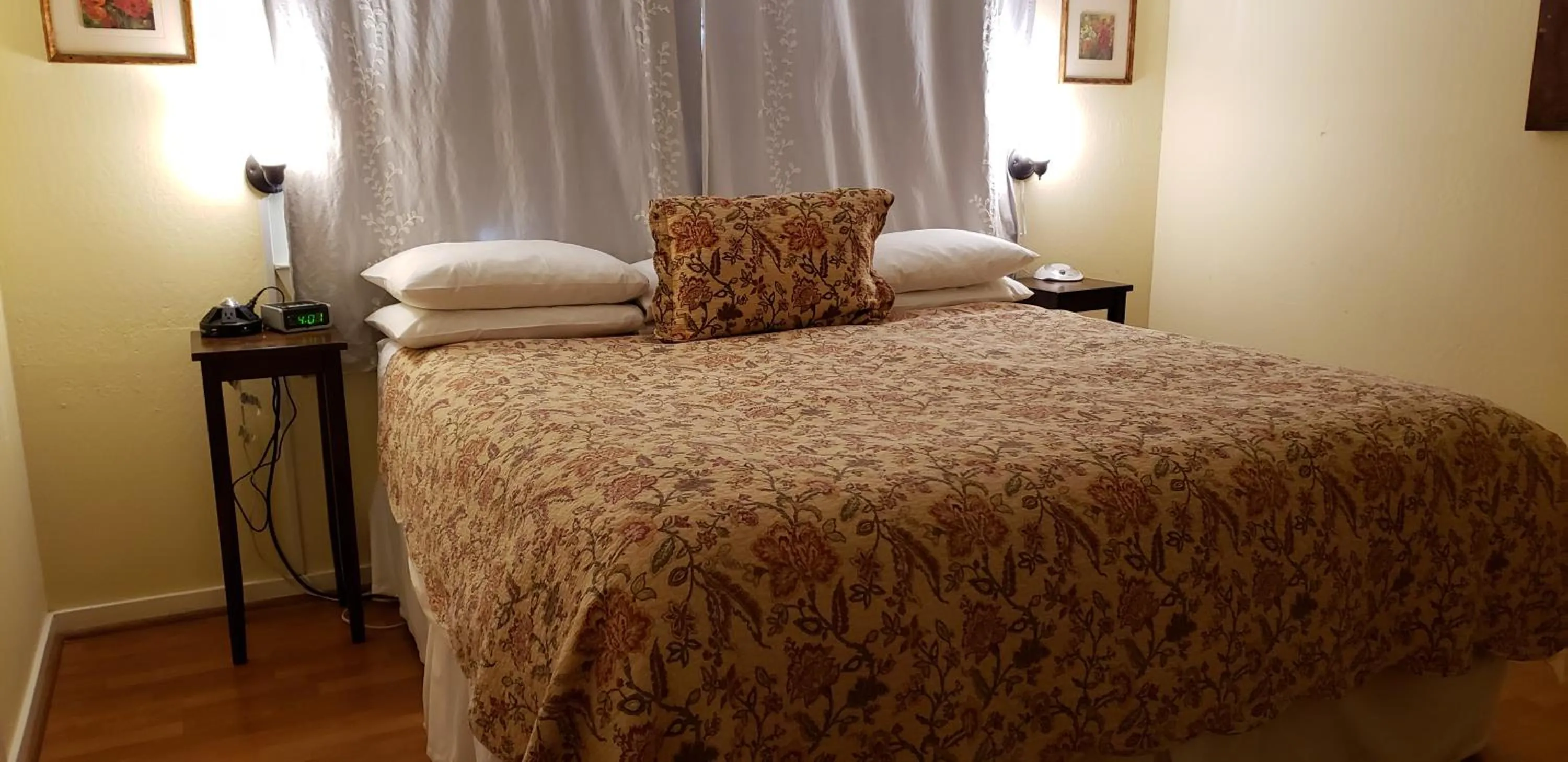 Bed in Cabernet House, an Old World Inn