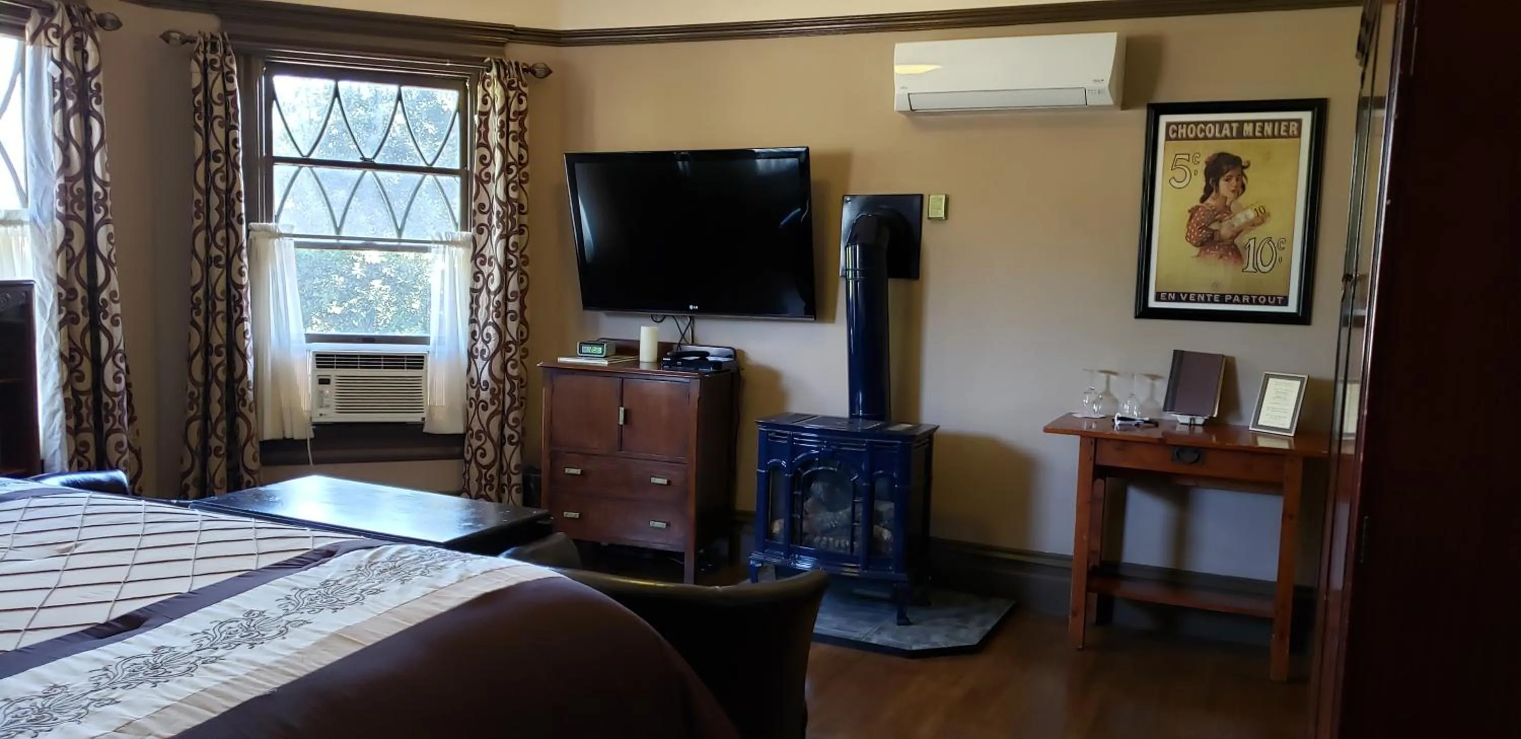 Bed in Cabernet House, an Old World Inn