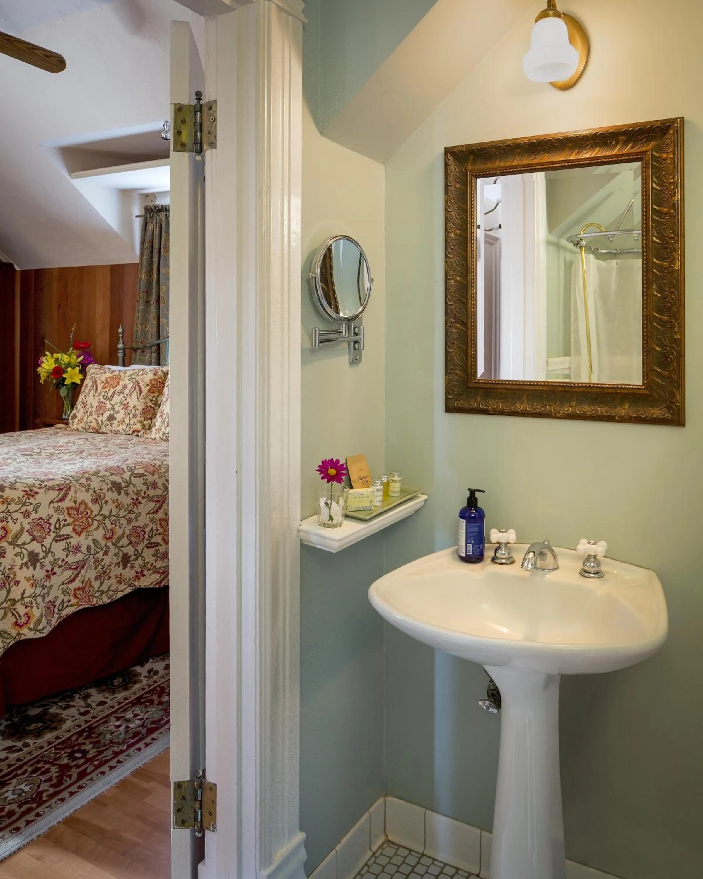 Bathroom, Bed in Cabernet House, an Old World Inn