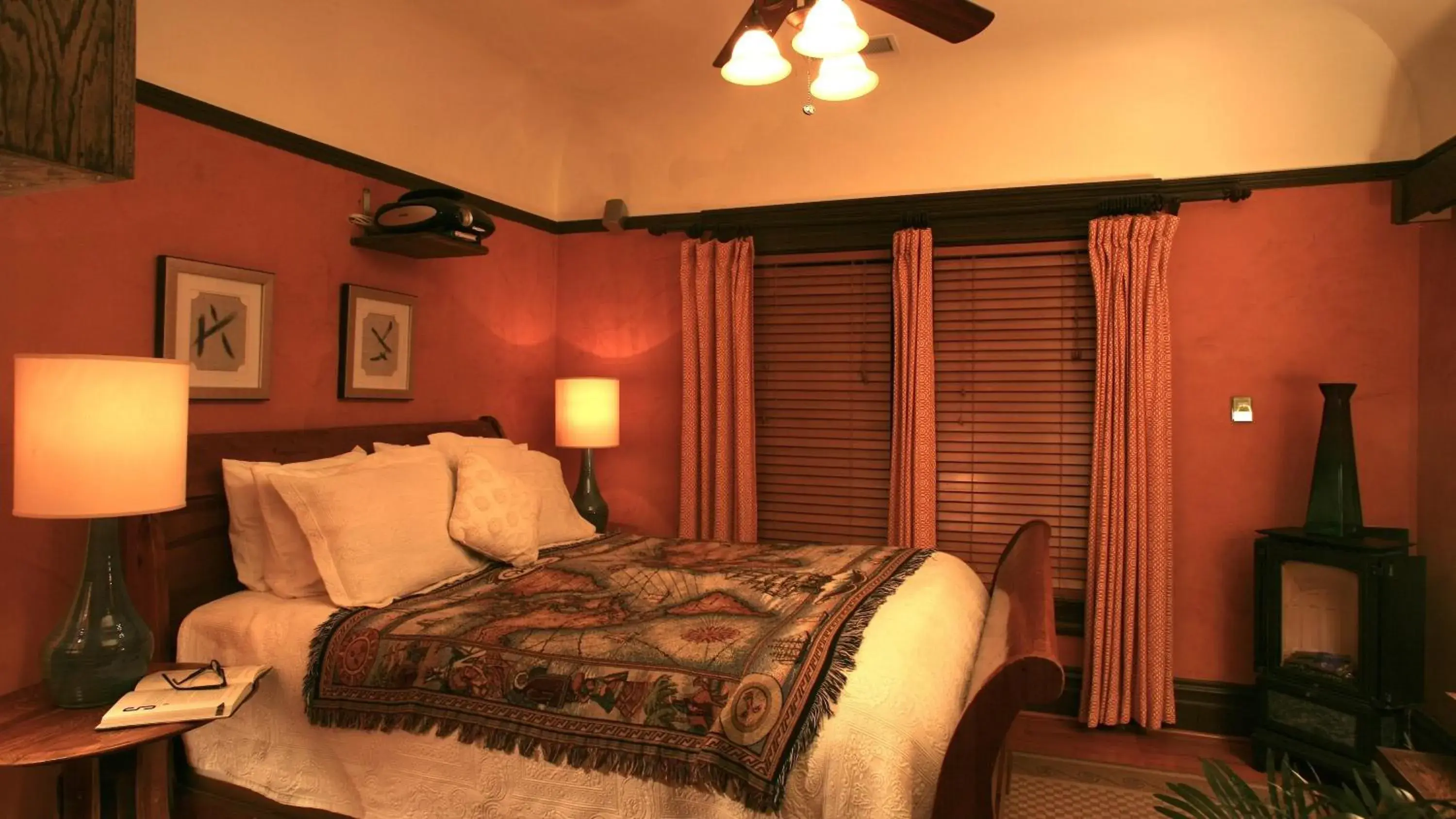 Photo of the whole room, Bed in Cabernet House, an Old World Inn