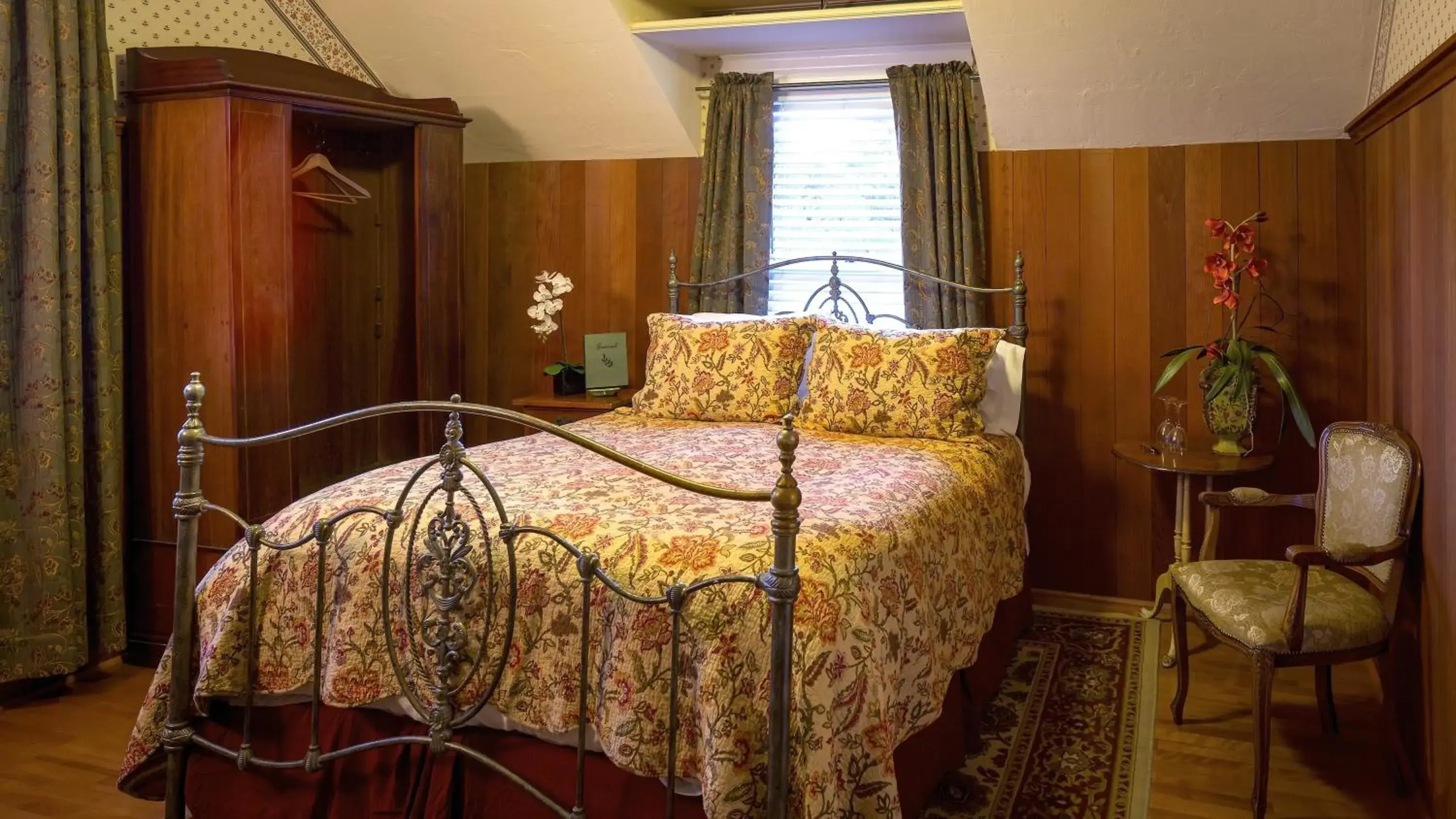 Photo of the whole room, Bed in Cabernet House, an Old World Inn