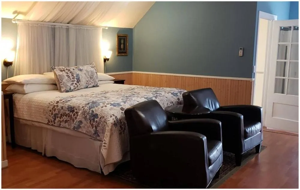 Bed in Cabernet House, an Old World Inn