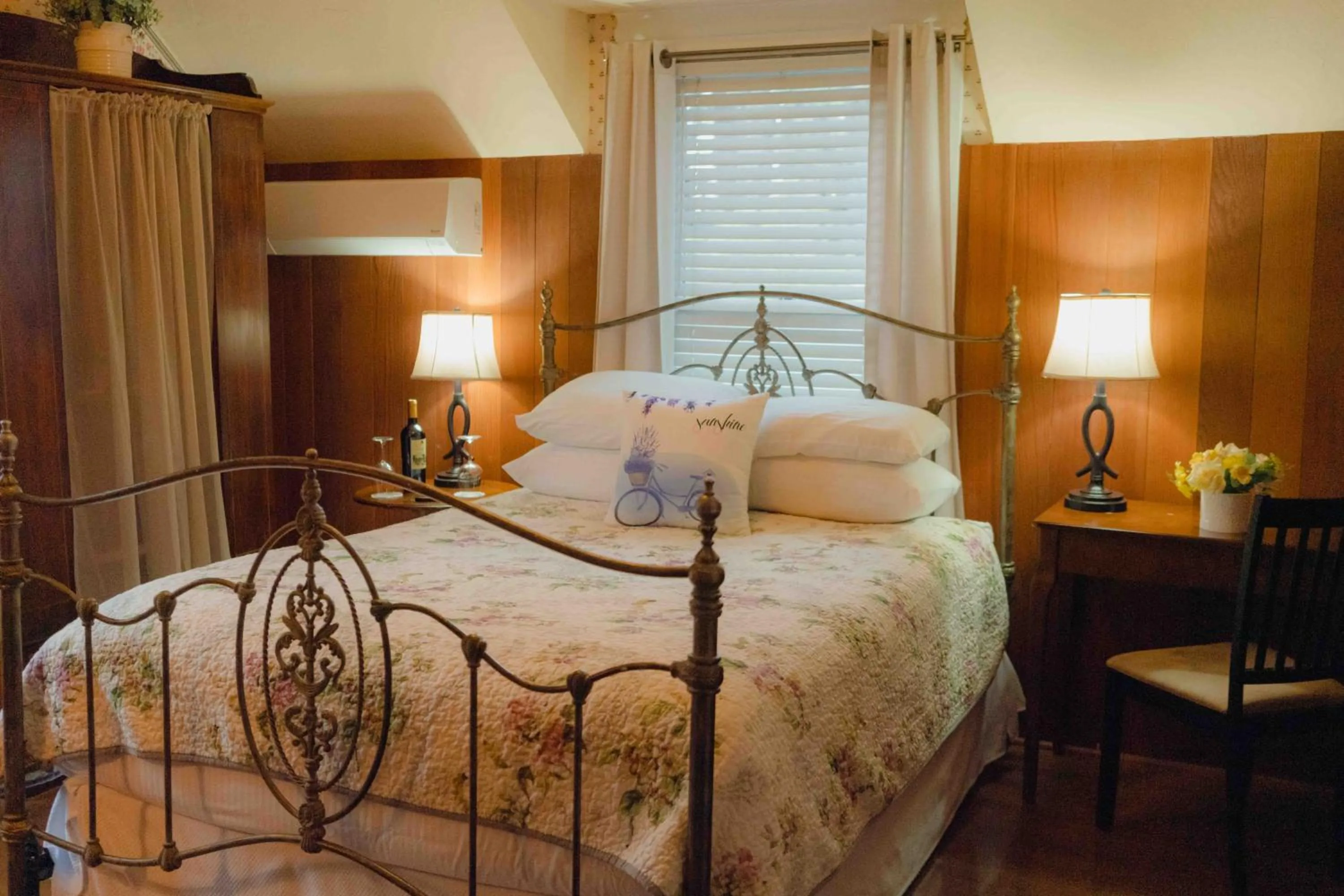 Bed in Cabernet House, an Old World Inn