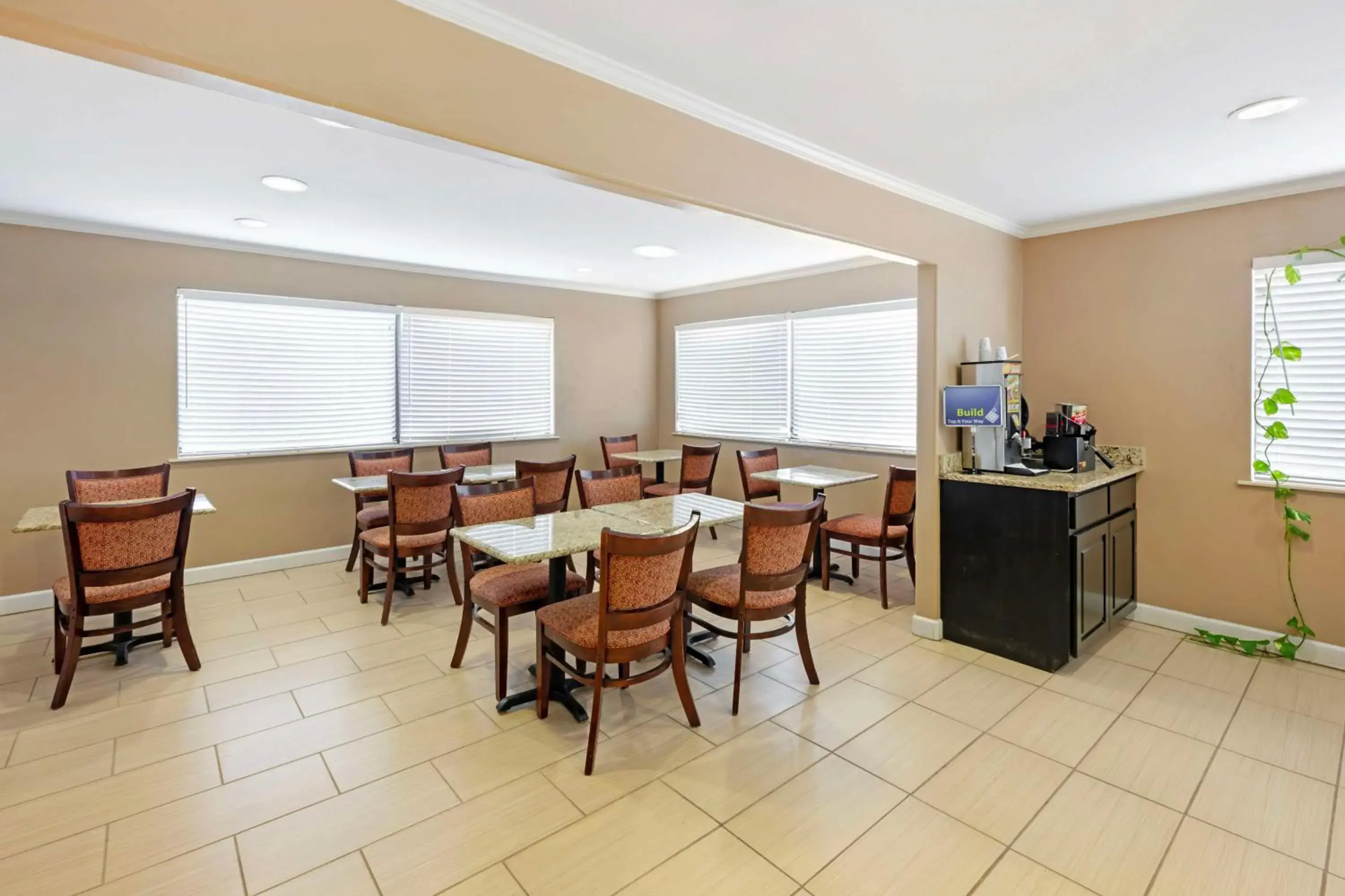 Breakfast in Best Western Snyder Inn Breakfast in Best Western Snyder Inn