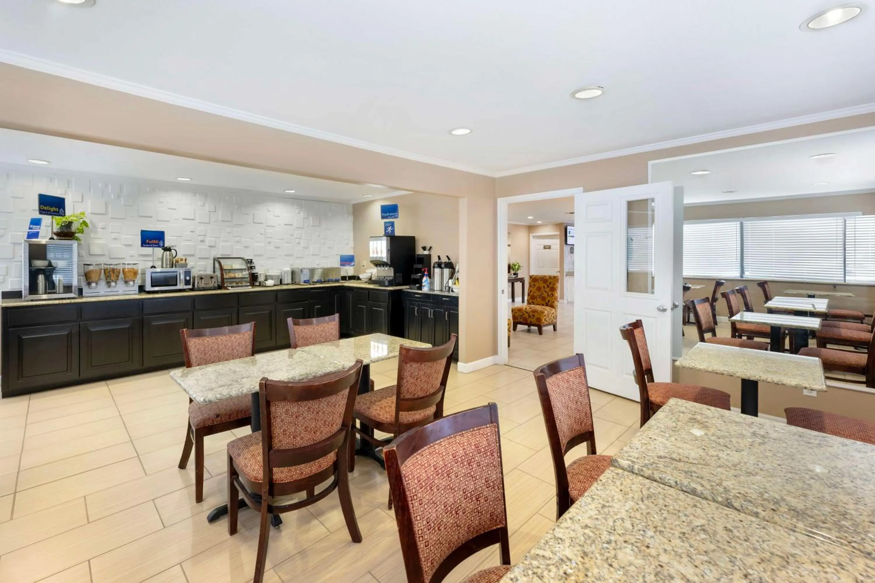 Breakfast in Best Western Snyder Inn