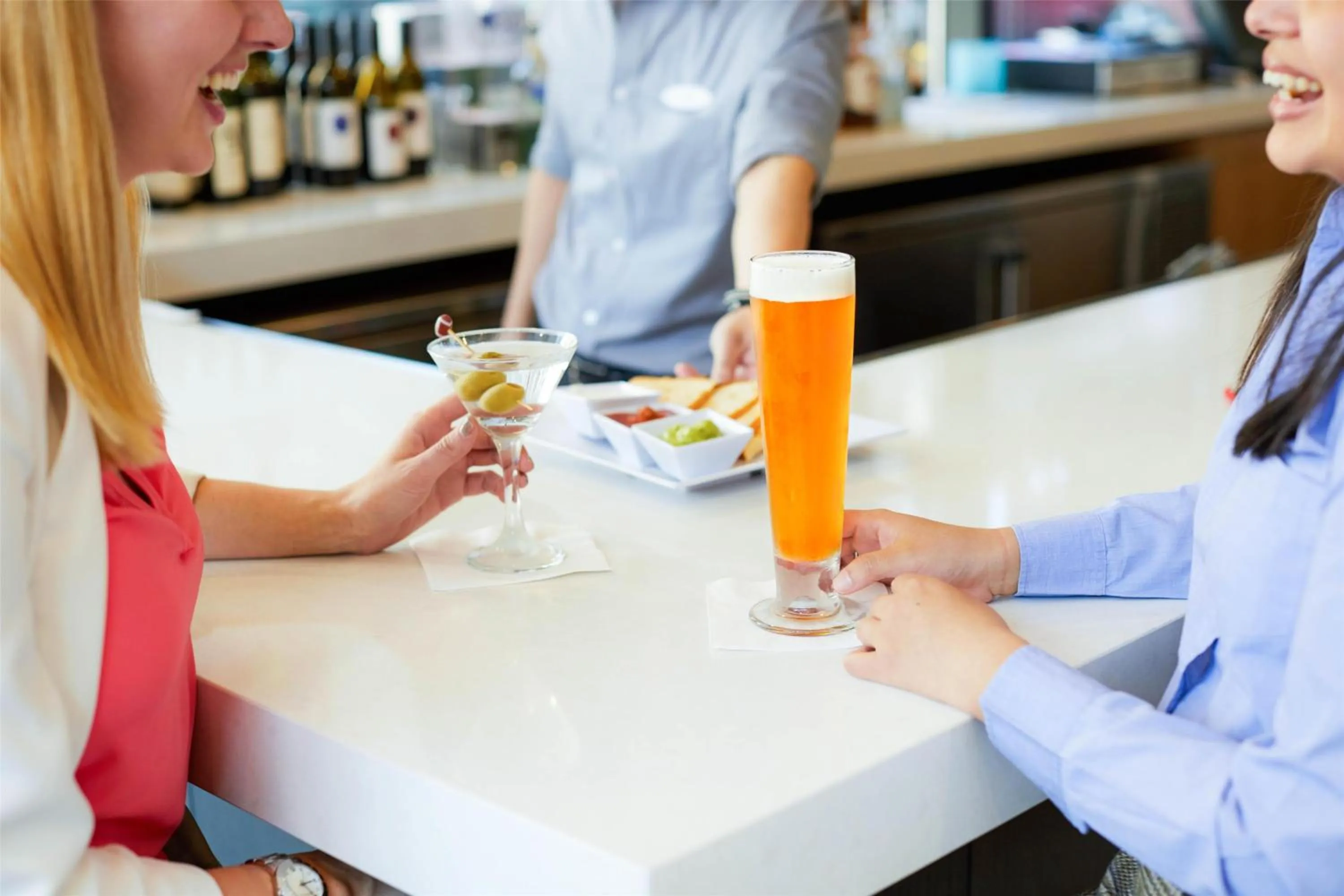 Lounge or bar in Hyatt Place Secaucus Meadowlands