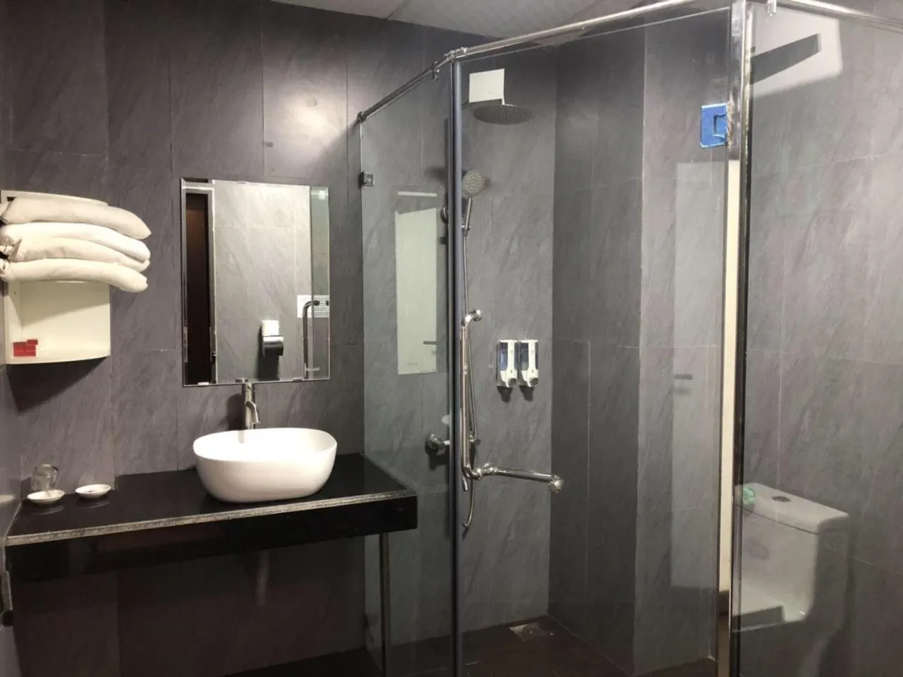 Shower in Phuong Nam Hotel