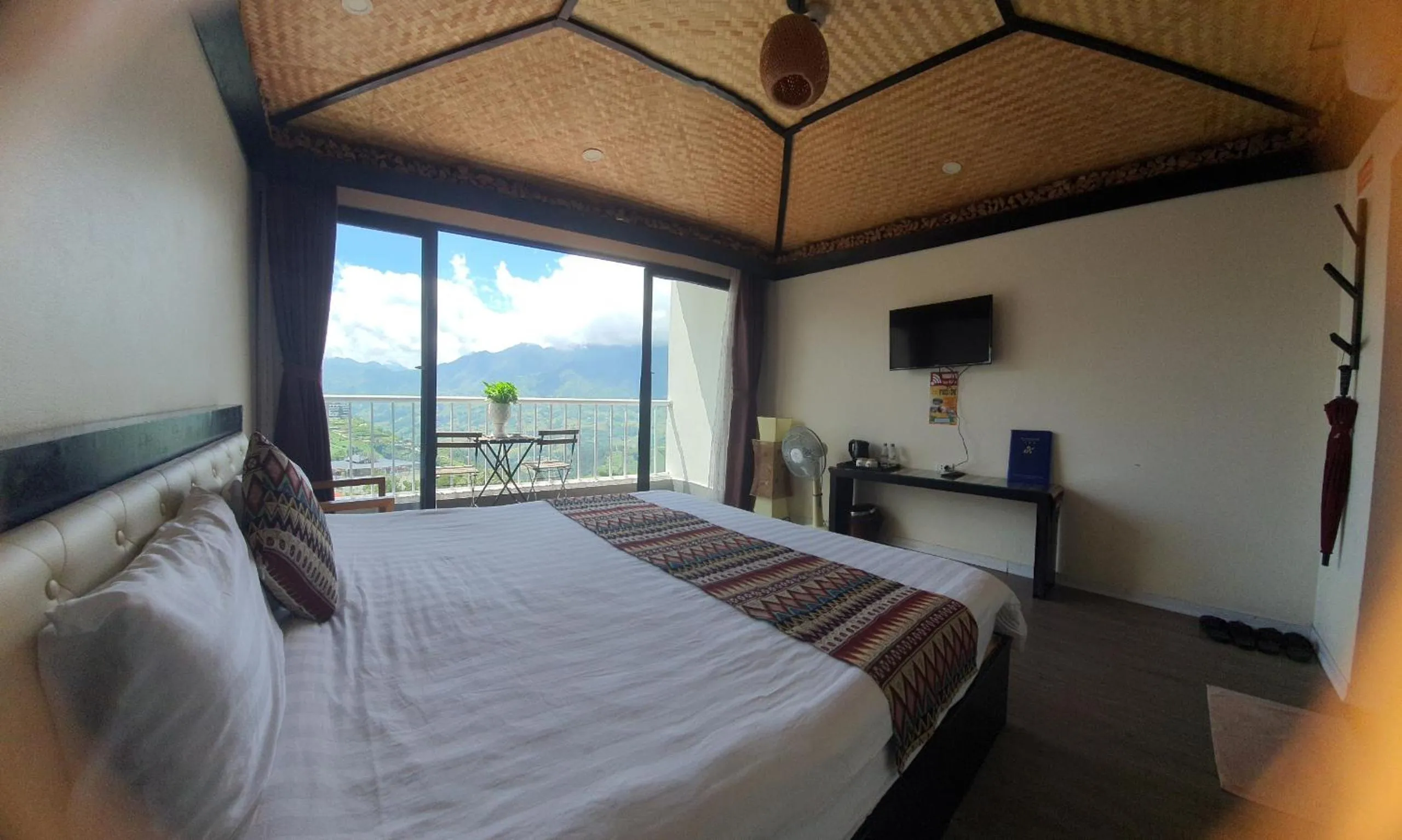 View (from property/room), Bed in Phuong Nam Hotel
