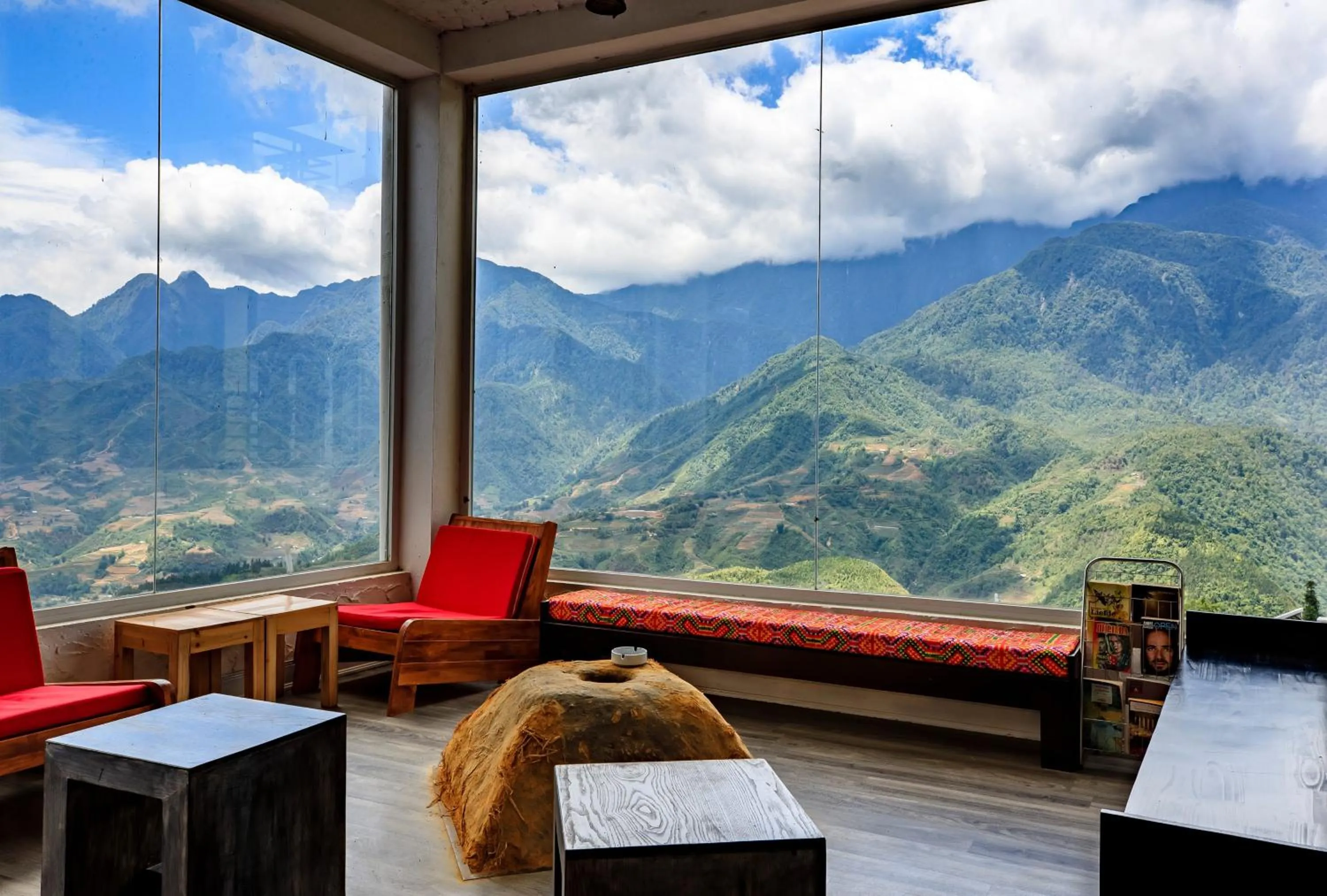 Communal lounge/ TV room in Phuong Nam Hotel