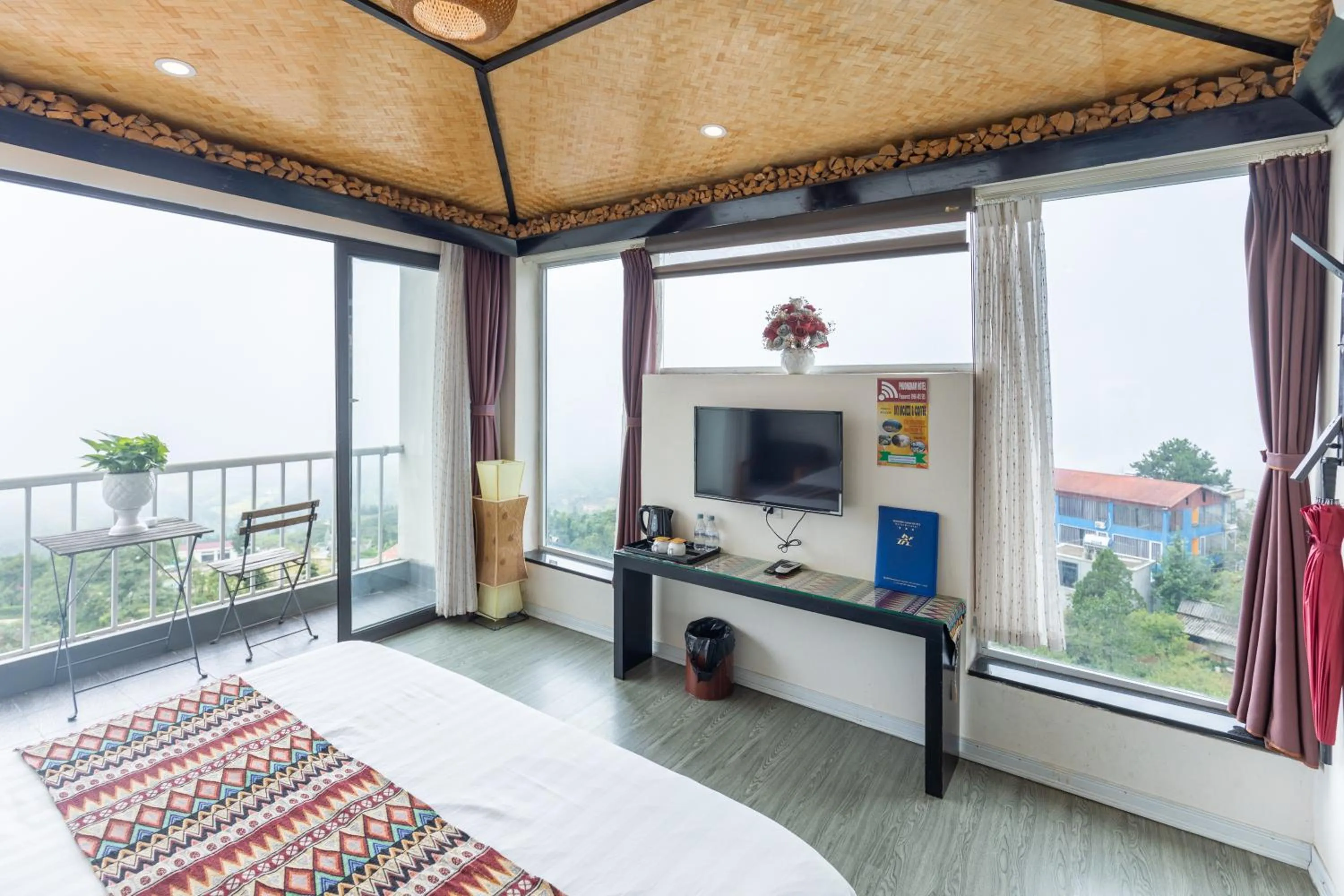 View (from property/room), Bed in Phuong Nam Hotel