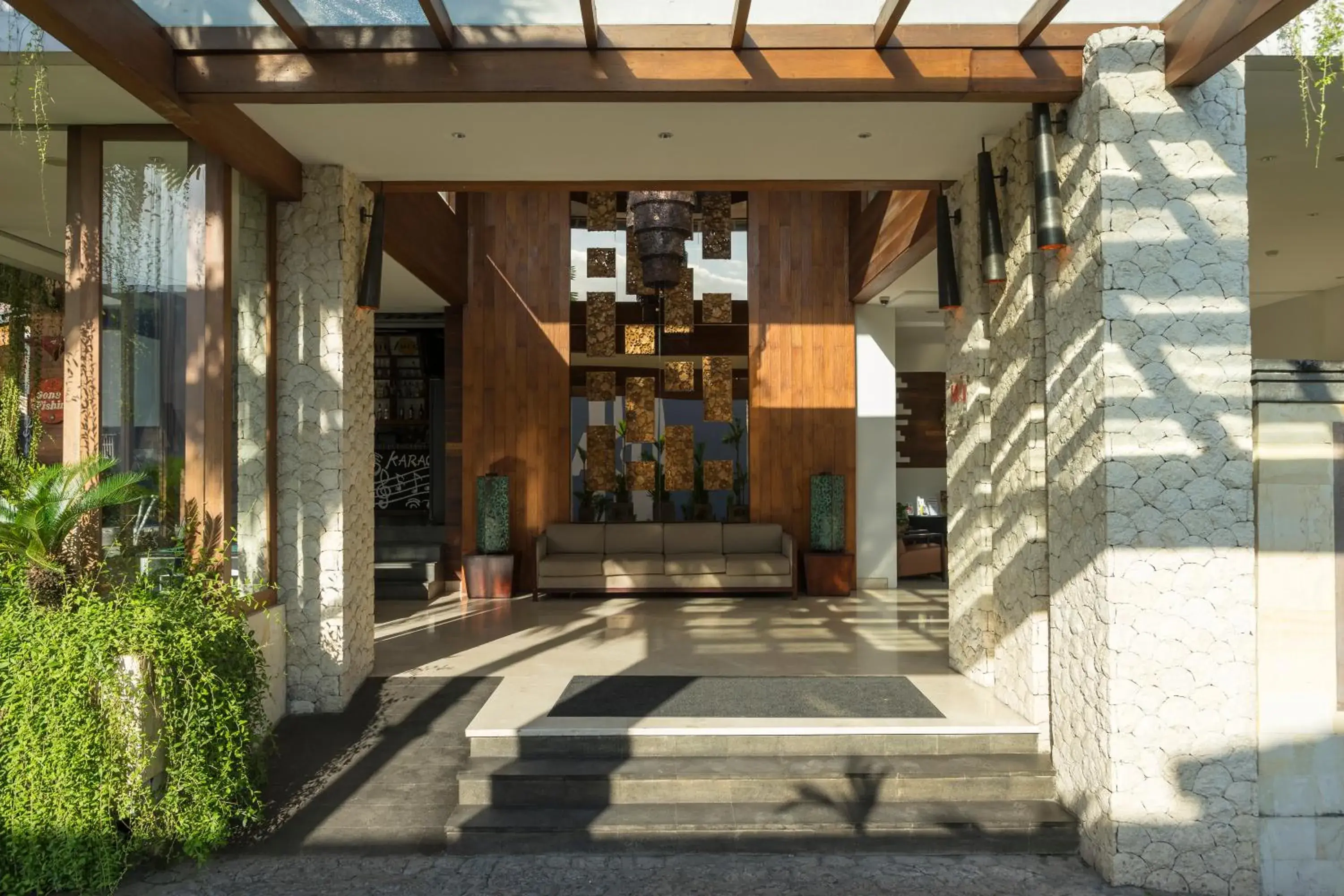 Facade/entrance in d'primahotel Petitenget Seminyak 2 Facade/entrance in d'primahotel Petitenget Seminyak 2