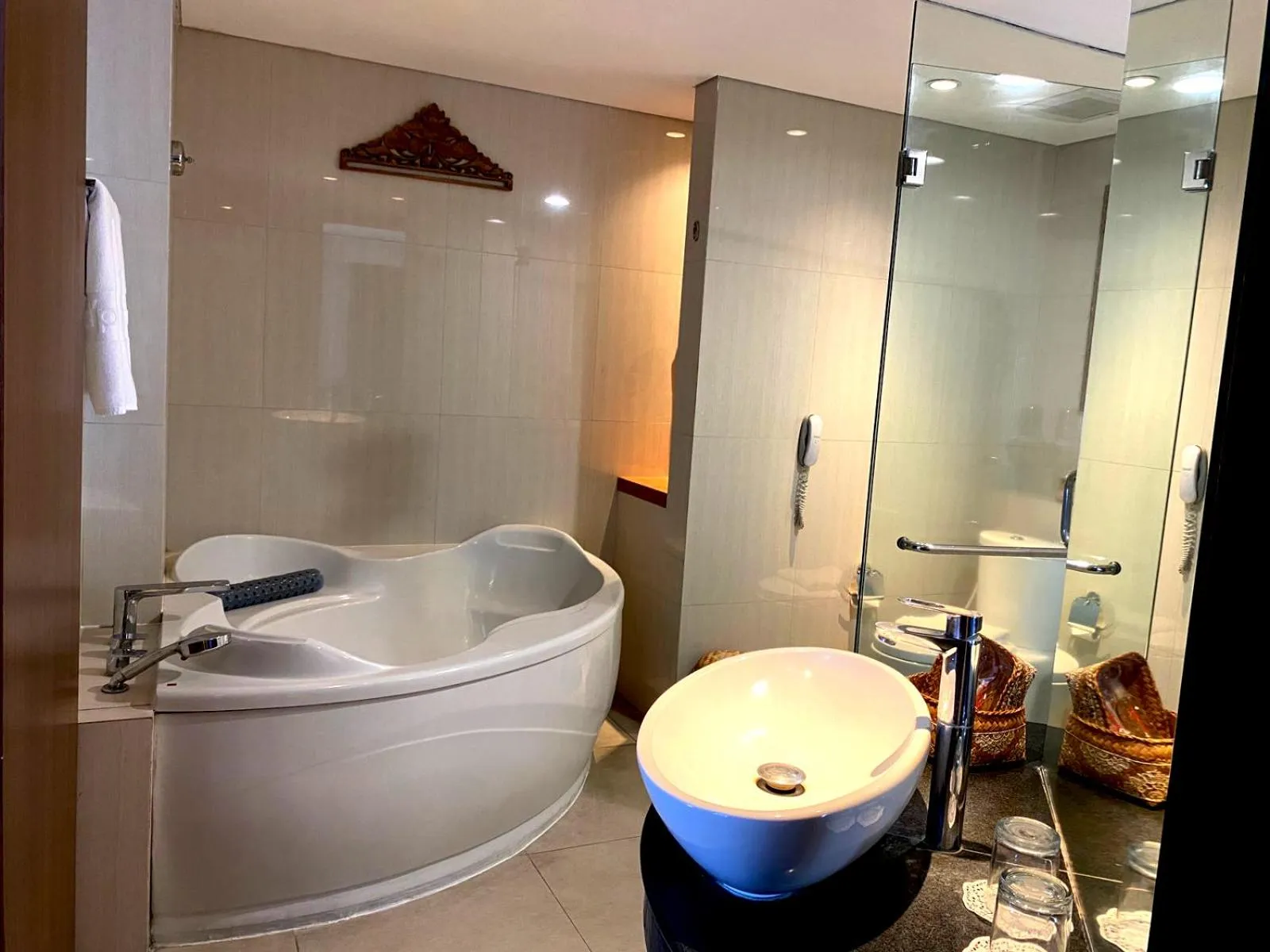 Bath in d'primahotel Petitenget Seminyak 2