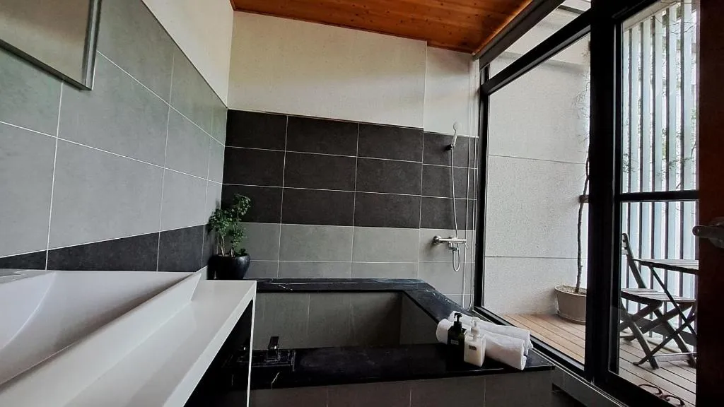 Bath in Jiaoxi Song Tian B&B