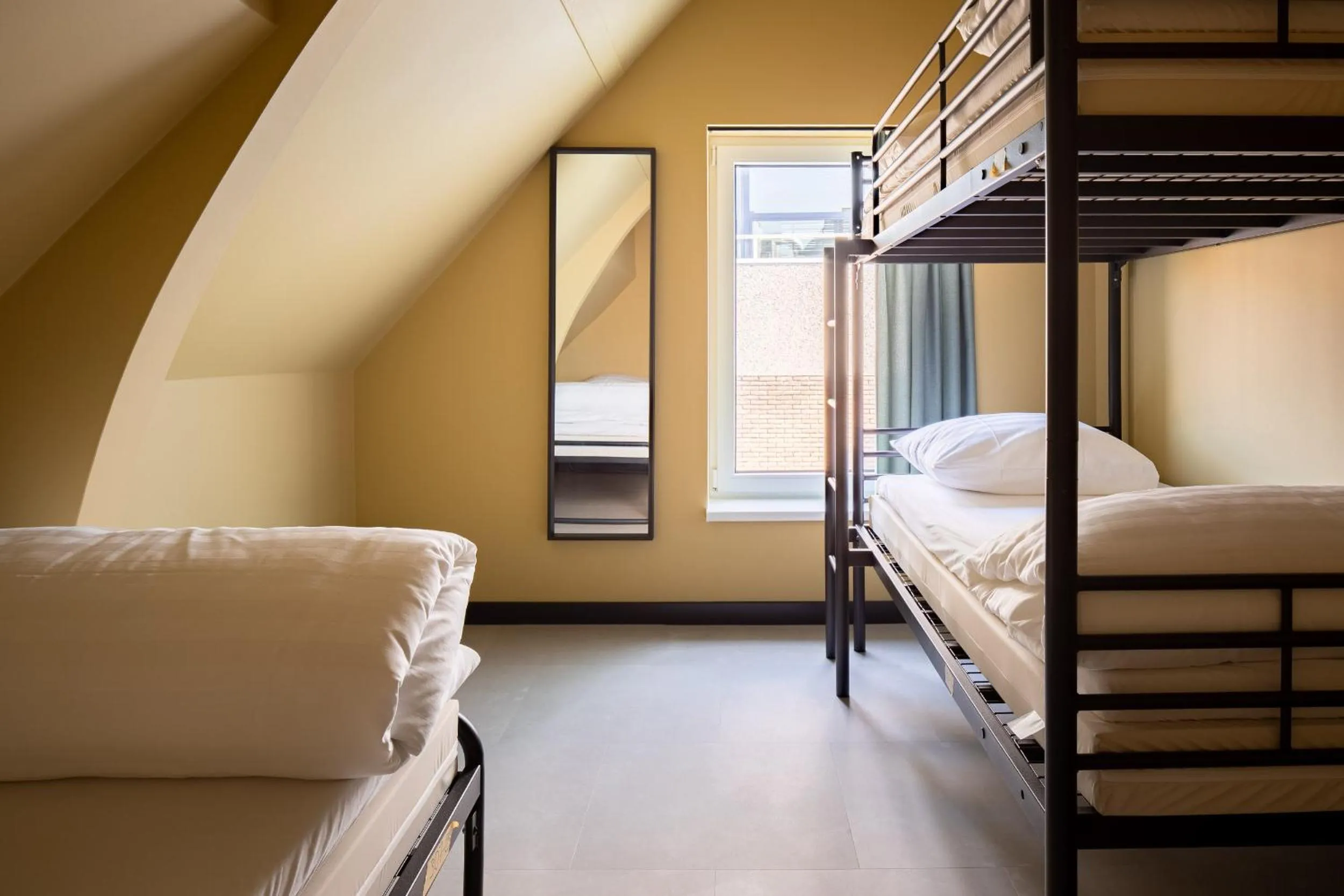 Bunk bed in triple female room in CoolDocks
